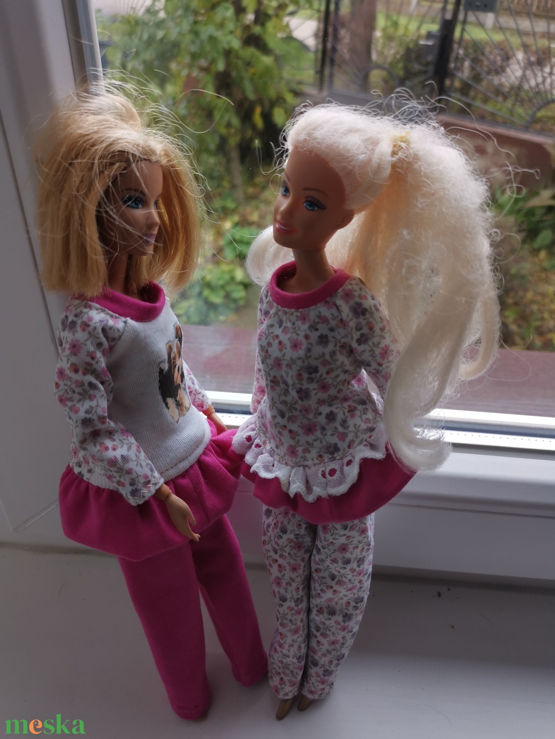 Barbie fodros aljú szabadidőruha matricás felsővel - játék & sport - baba & babaház - babaruha, babakellék - Meska.hu