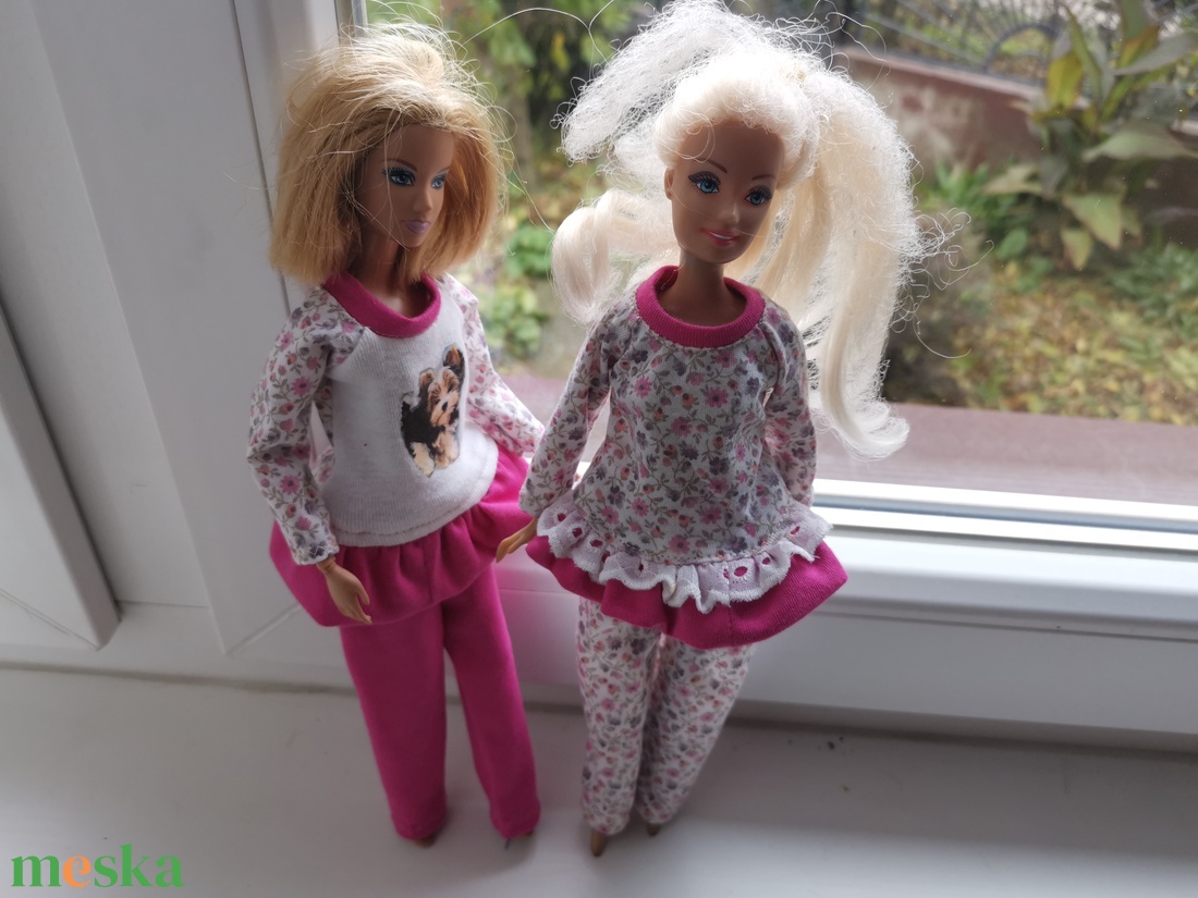 Barbie fodros aljú szabadidőruha matricás felsővel - játék & sport - baba & babaház - babaruha, babakellék - Meska.hu