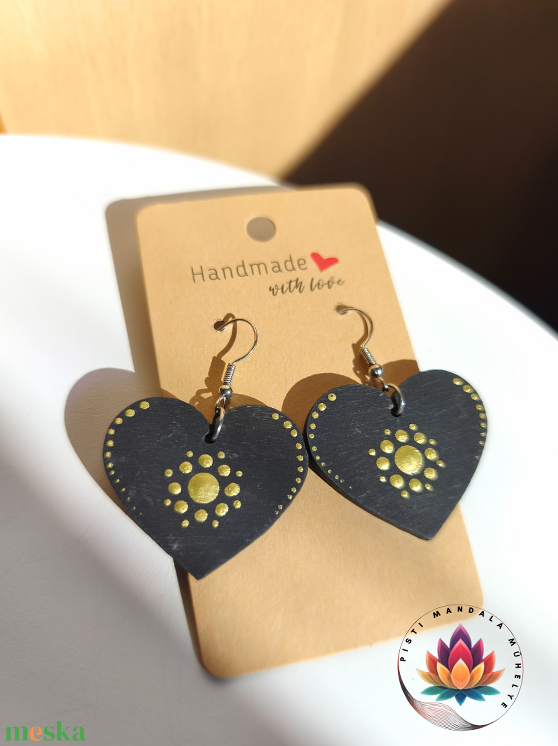 Fa szív alakú fülbevaló (fekete alapon arany díszítés) - ékszer - fülbevaló - lógó fülbevaló - Meska.hu