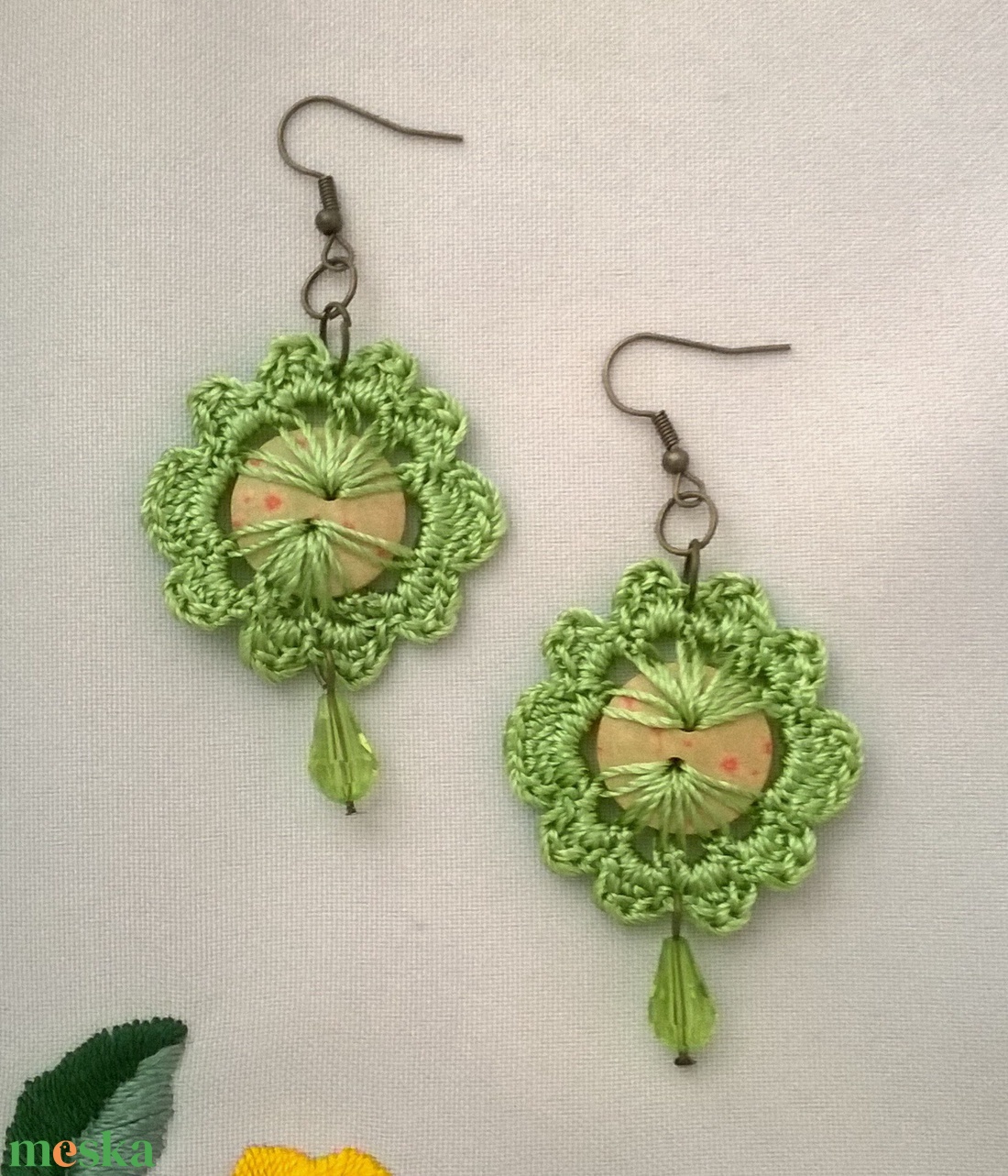 Zöldecske /horgolt fülbevaló/ - ékszer - fülbevaló - lógós kerek fülbevaló - Meska.hu