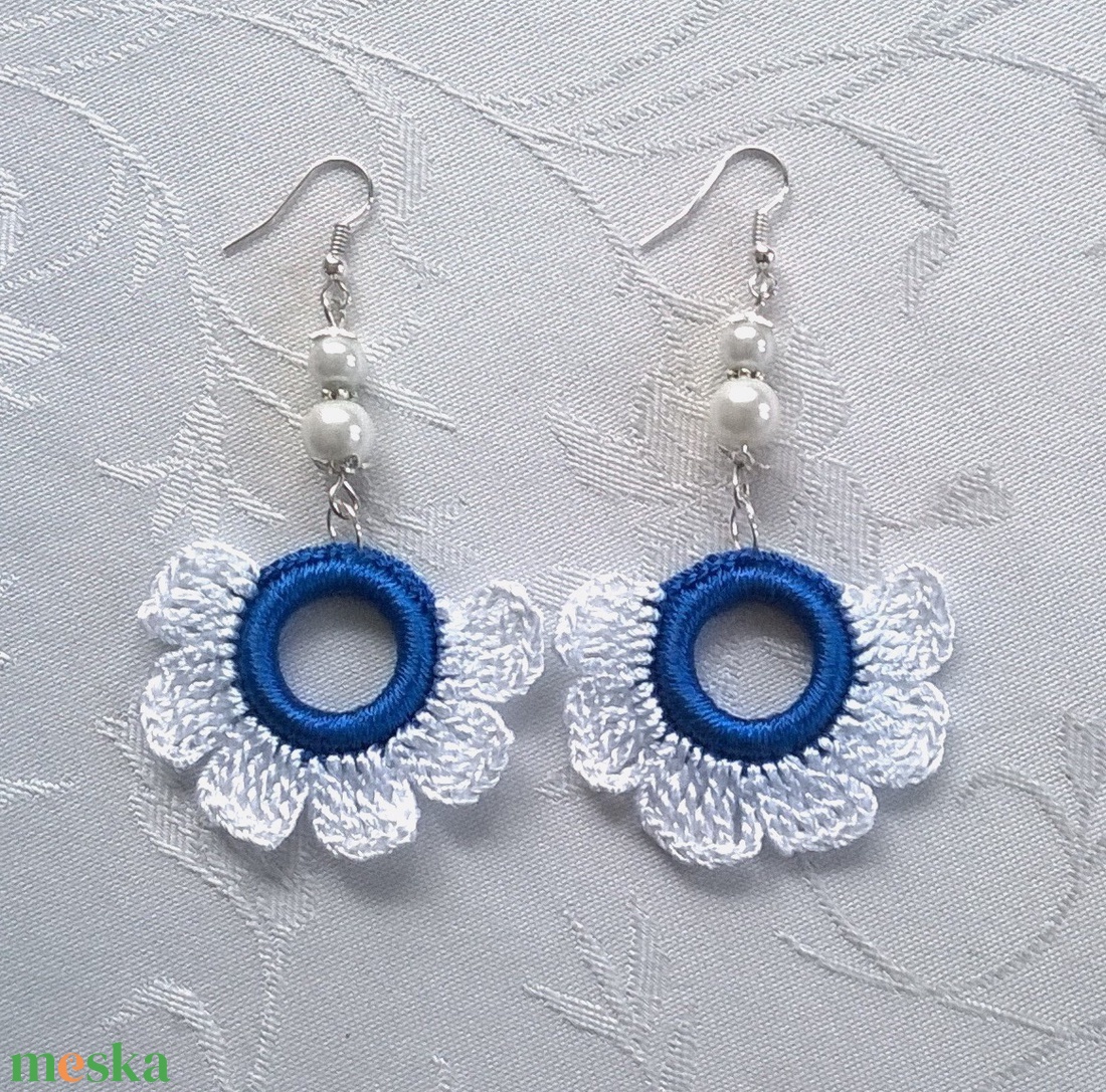 Kék és fehér horgolt fülbevaló - ékszer - fülbevaló - lógós kerek fülbevaló - Meska.hu