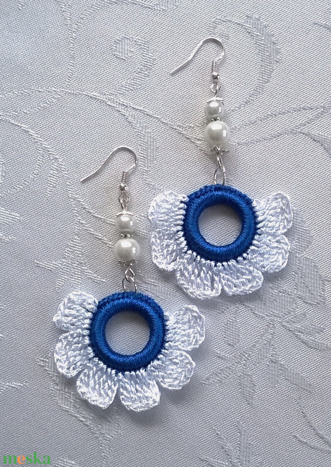 Kék és fehér horgolt fülbevaló - ékszer - fülbevaló - lógós kerek fülbevaló - Meska.hu