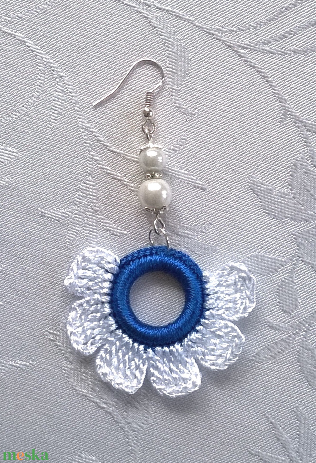 Kék és fehér horgolt fülbevaló - ékszer - fülbevaló - lógós kerek fülbevaló - Meska.hu