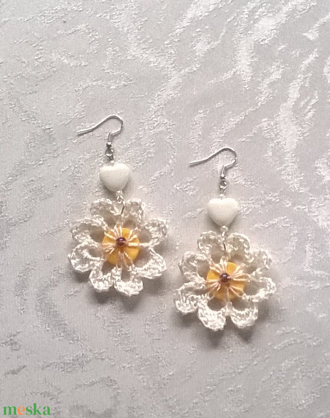Fehér horgolt virág - ékszer - fülbevaló - lógós kerek fülbevaló - Meska.hu