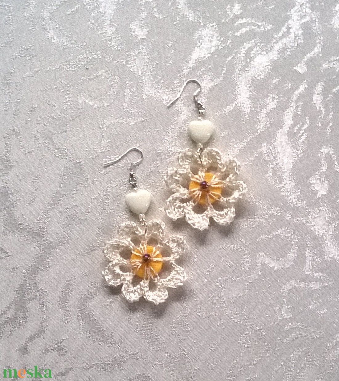 Fehér horgolt virág - ékszer - fülbevaló - lógós kerek fülbevaló - Meska.hu