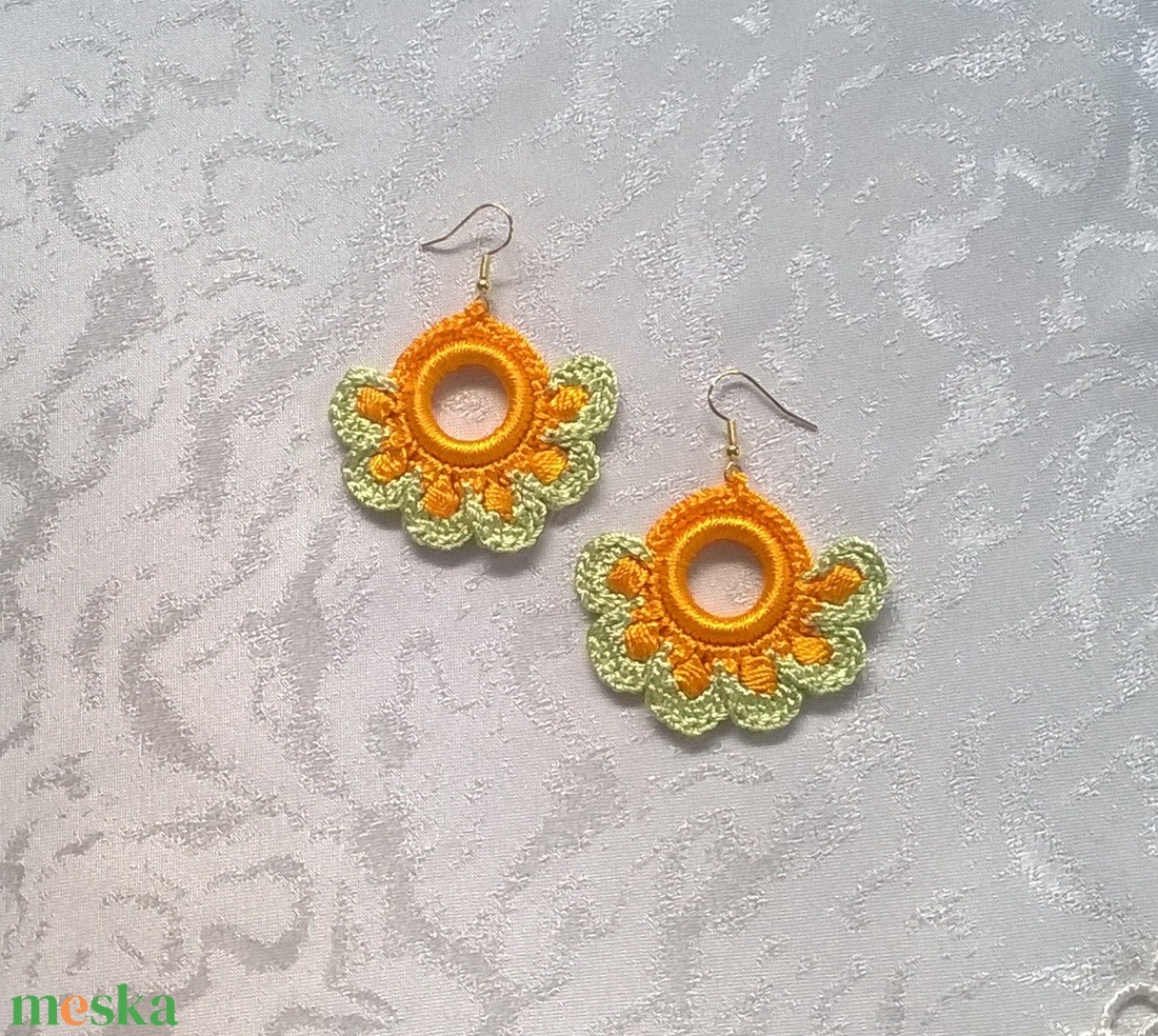 Zöld és napságra - ékszer - fülbevaló - lógós kerek fülbevaló - Meska.hu