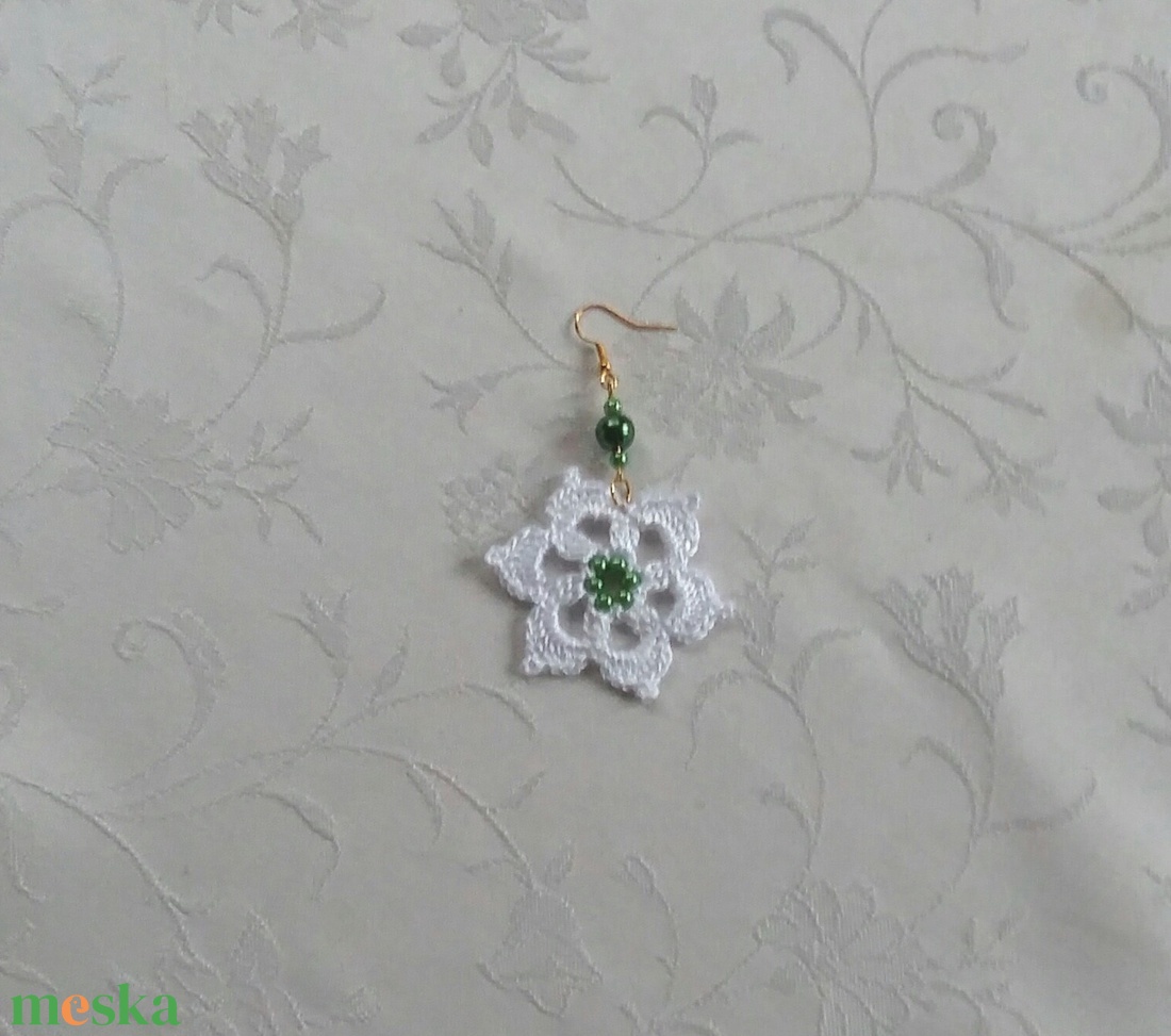 Hópihe zöld gyöngyökkel  - ékszer - fülbevaló - lógós kerek fülbevaló - Meska.hu