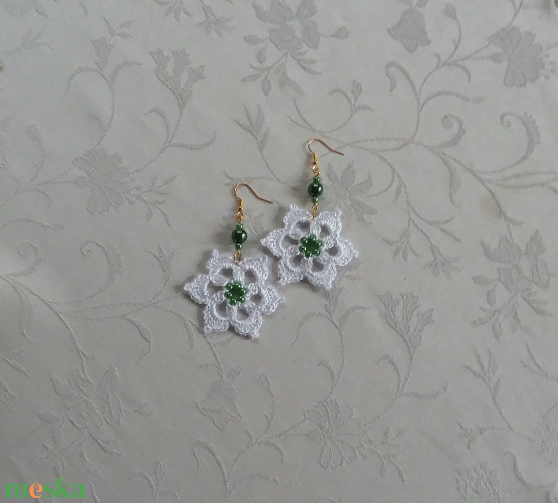 Hópihe zöld gyöngyökkel  - ékszer - fülbevaló - lógós kerek fülbevaló - Meska.hu