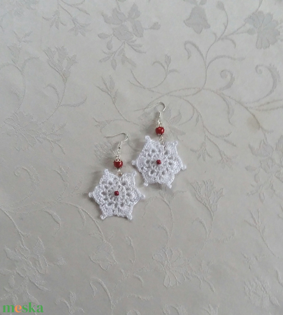 Fehér horgolt hópihe - ékszer - fülbevaló - lógós kerek fülbevaló - Meska.hu