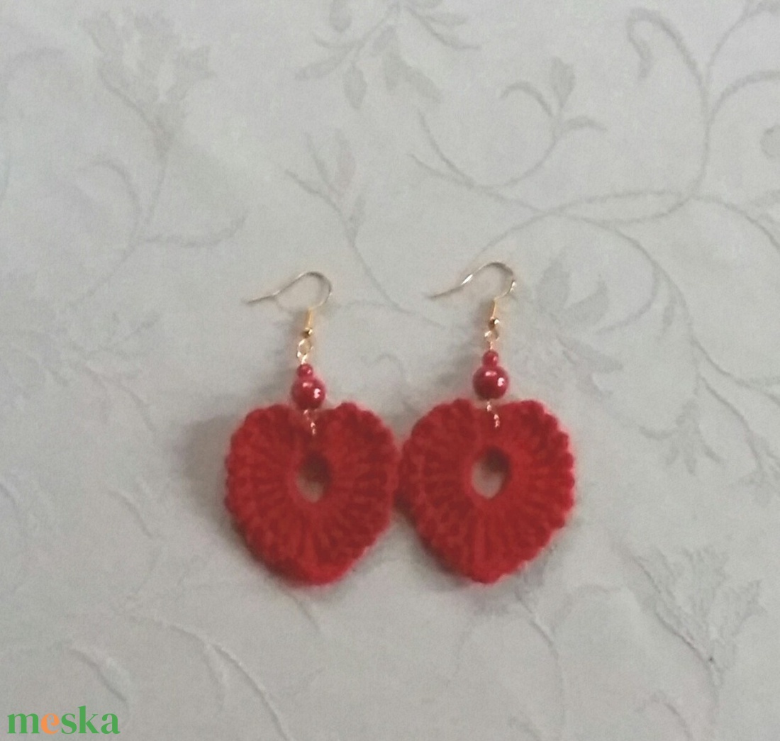 Piros horgolt szívecske  - ékszer - fülbevaló - lógó fülbevaló - Meska.hu