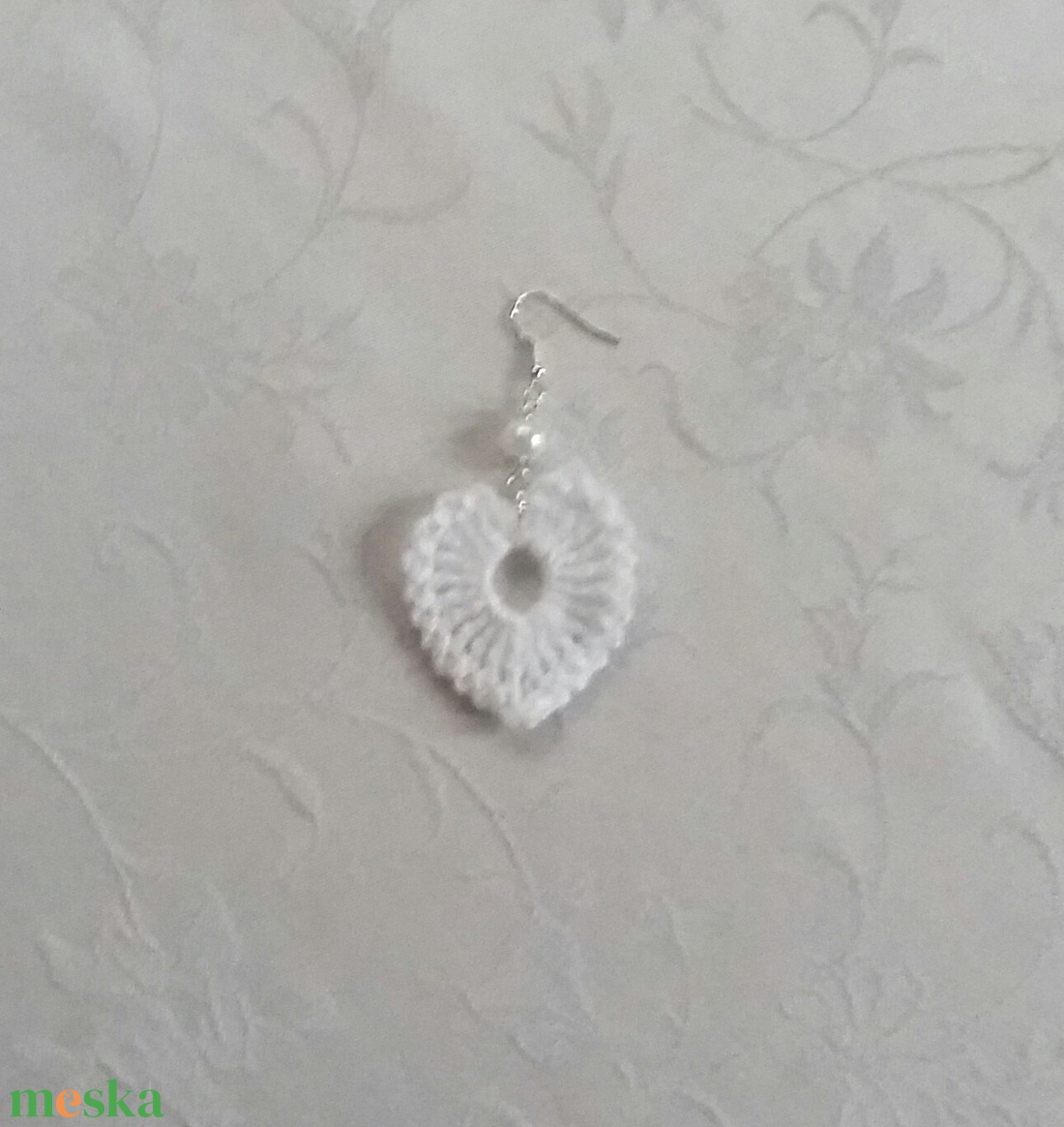 Fehér horgolt szívecske  - ékszer - fülbevaló - lógó fülbevaló - Meska.hu