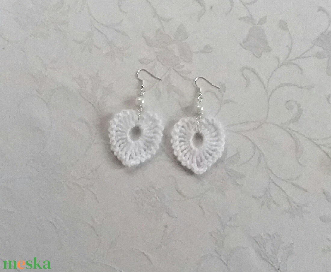 Fehér horgolt szívecske  - ékszer - fülbevaló - lógó fülbevaló - Meska.hu