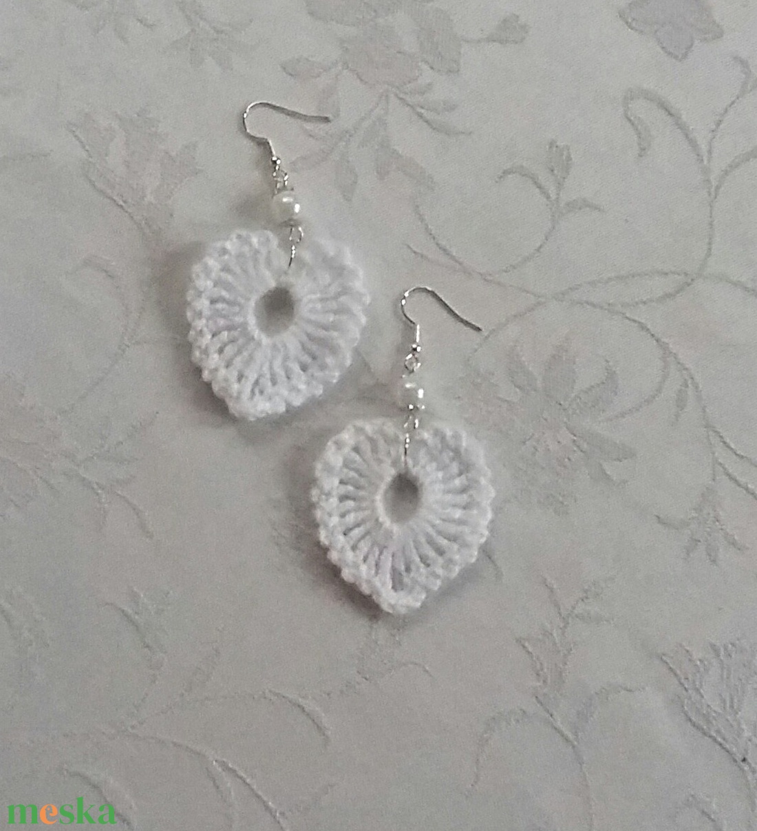 Fehér horgolt szívecske  - ékszer - fülbevaló - lógó fülbevaló - Meska.hu