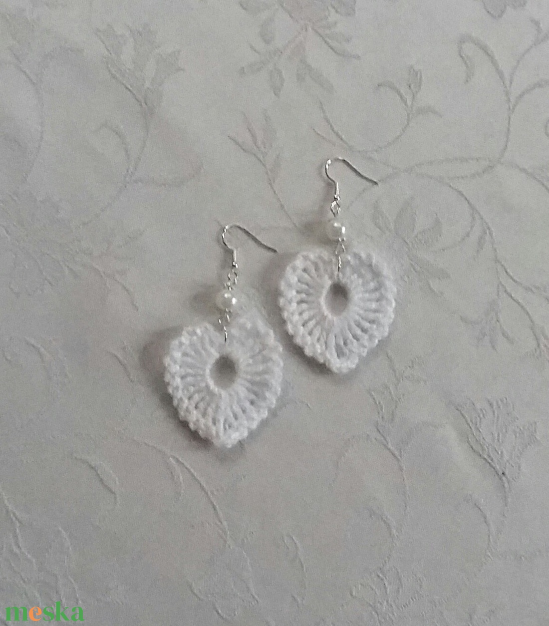 Fehér horgolt szívecske  - ékszer - fülbevaló - lógó fülbevaló - Meska.hu