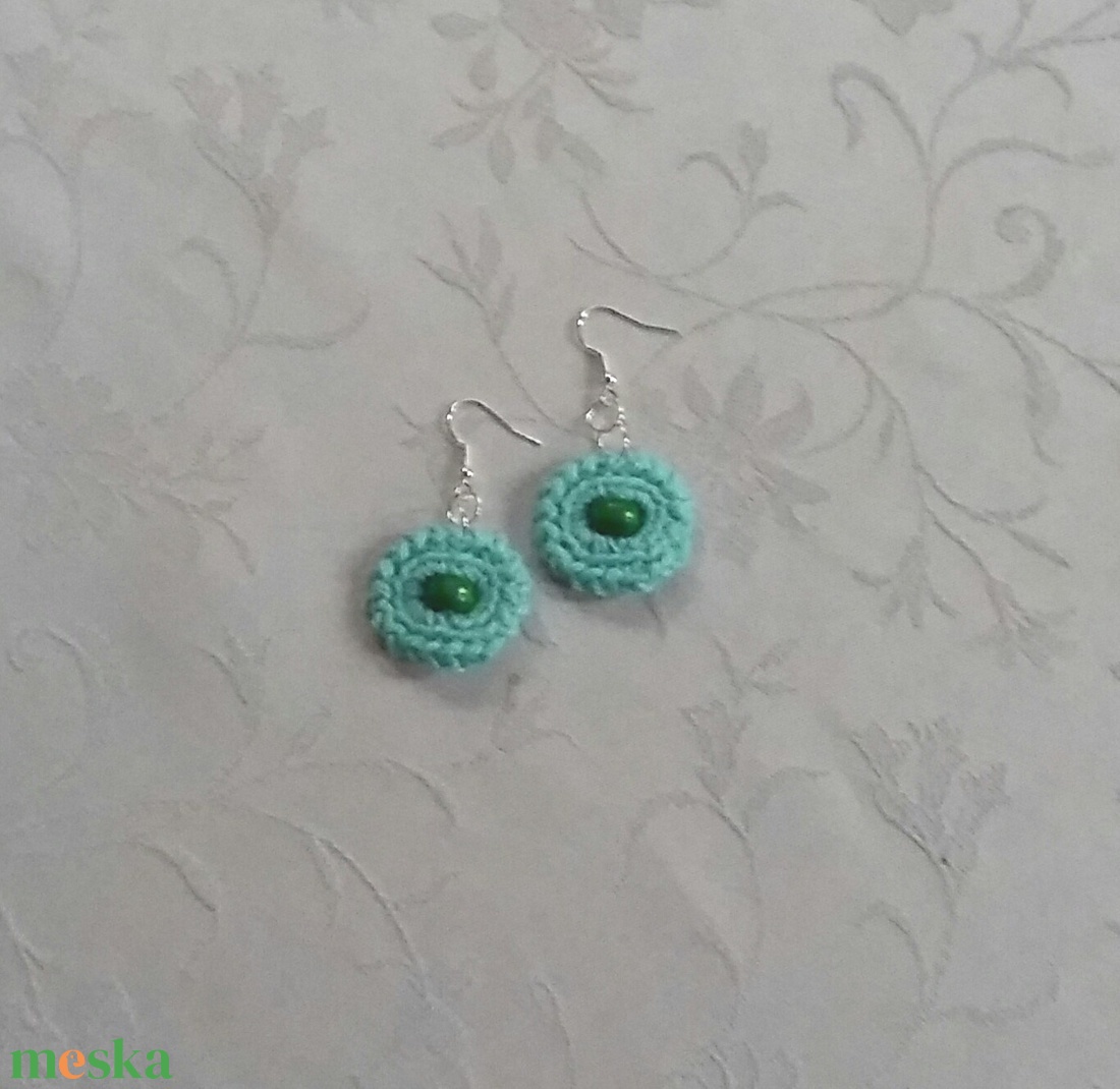 Zöld horgolt fülbevaló - ékszer - fülbevaló - lógós kerek fülbevaló - Meska.hu