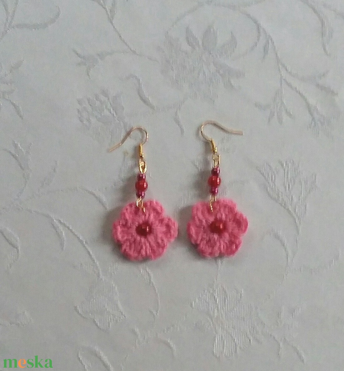 Rózsaszín horgolt virág - ékszer - fülbevaló - lógós kerek fülbevaló - Meska.hu