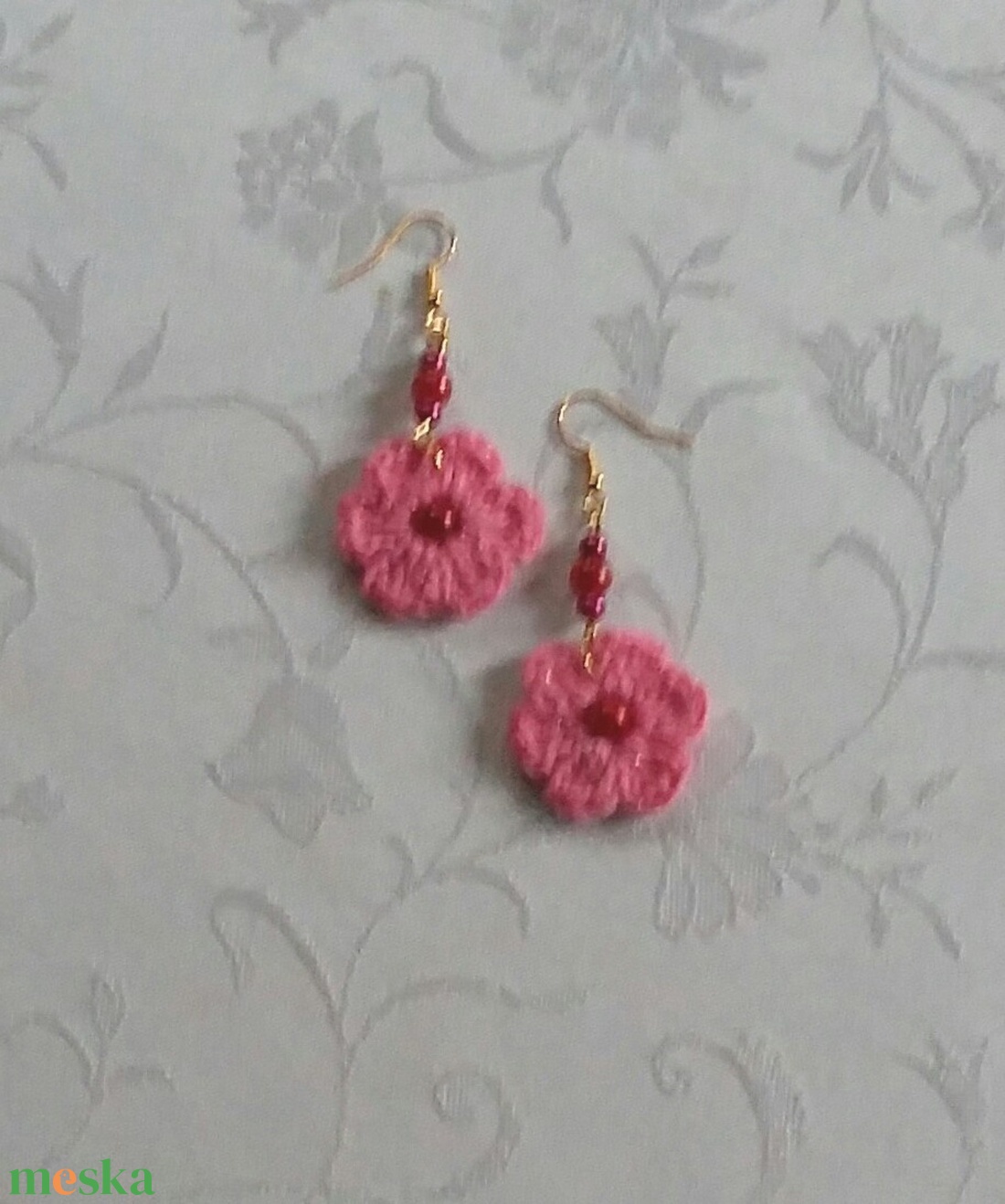 Rózsaszín horgolt virág - ékszer - fülbevaló - lógós kerek fülbevaló - Meska.hu