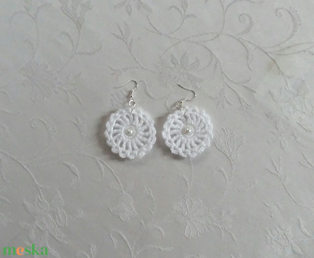 Fehér horgolt flbevaló - ékszer - fülbevaló - lógós kerek fülbevaló - Meska.hu