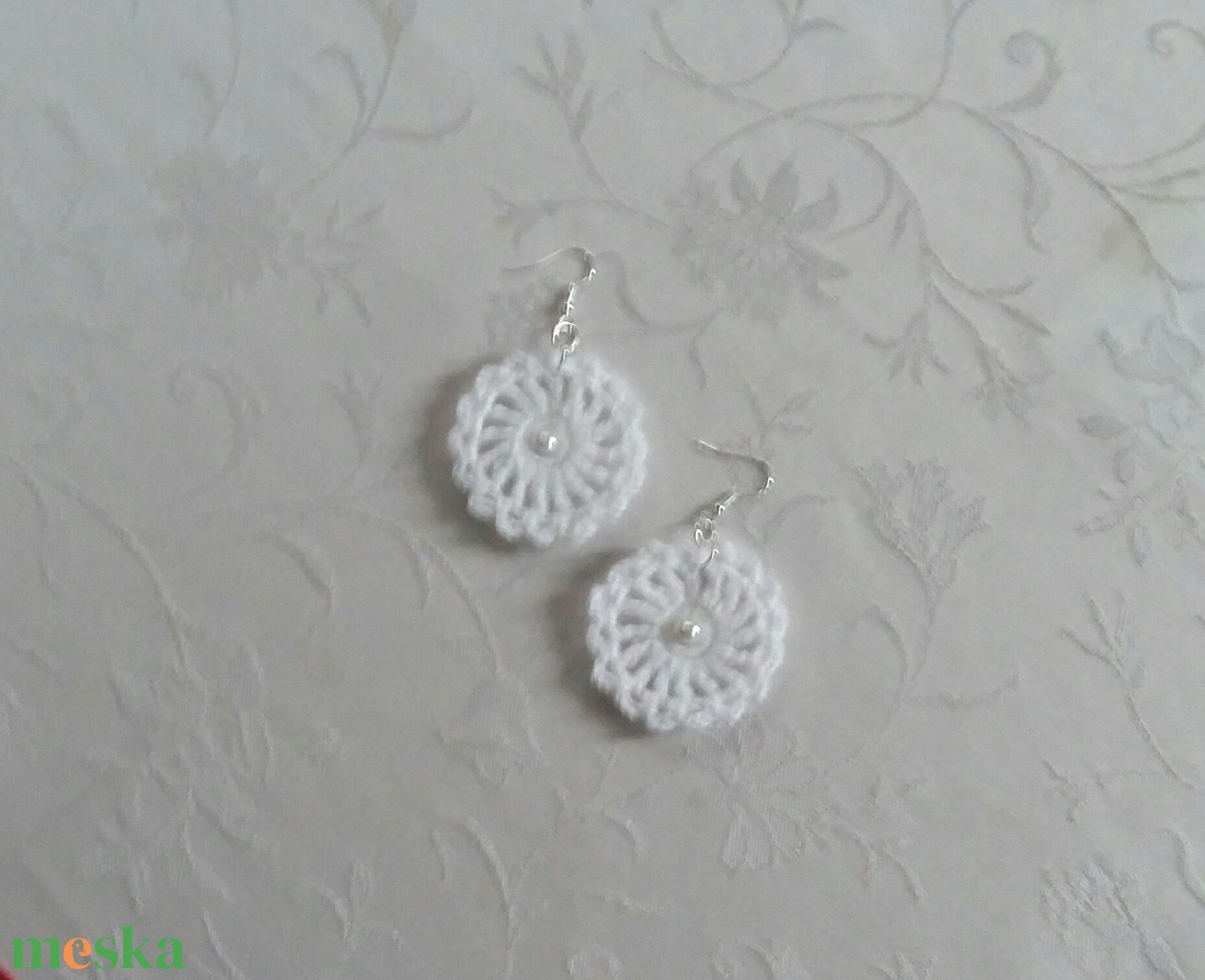 Fehér horgolt flbevaló - ékszer - fülbevaló - lógós kerek fülbevaló - Meska.hu