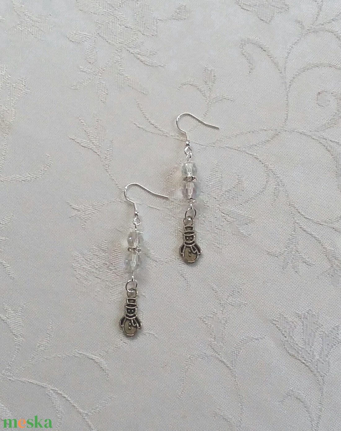 Üveggyöngyök hóemberke charmmal - ékszer - fülbevaló - lógó fülbevaló - Meska.hu