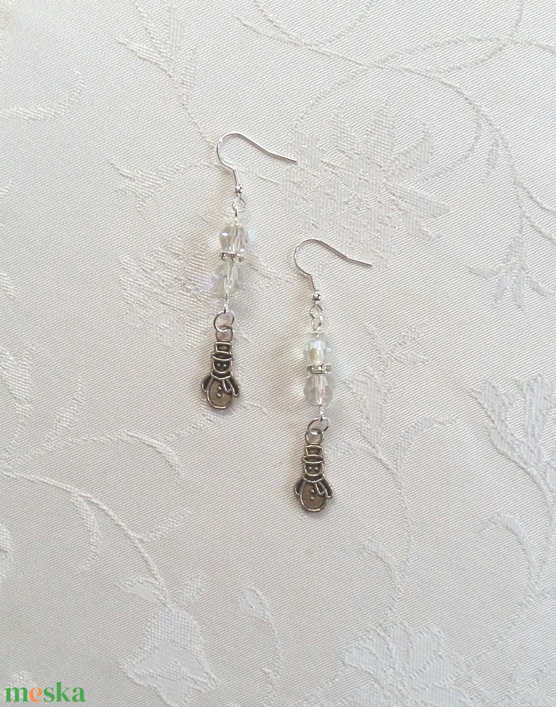 Üveggyöngyök hóemberke charmmal - ékszer - fülbevaló - lógó fülbevaló - Meska.hu