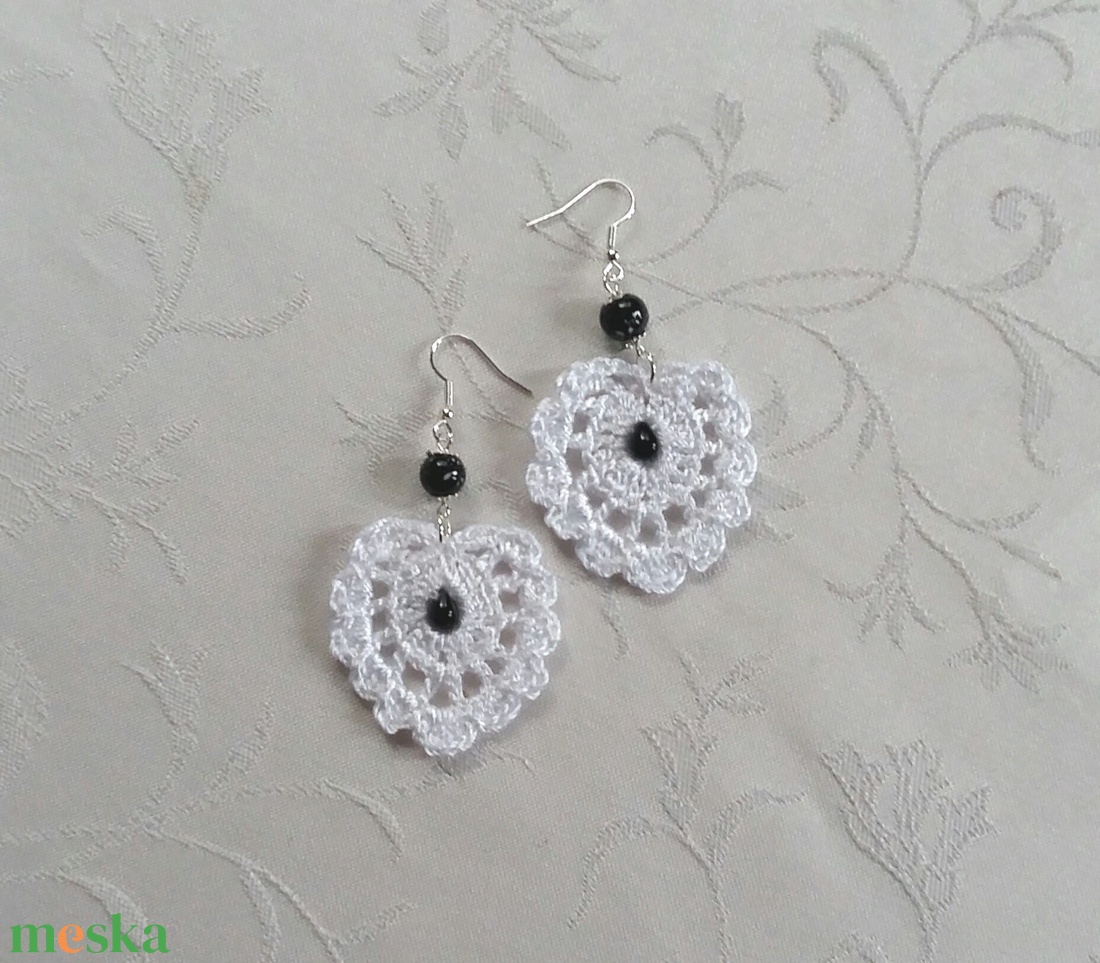 Fehér horgolt fülbevaló - ékszer - fülbevaló - lógó fülbevaló - Meska.hu