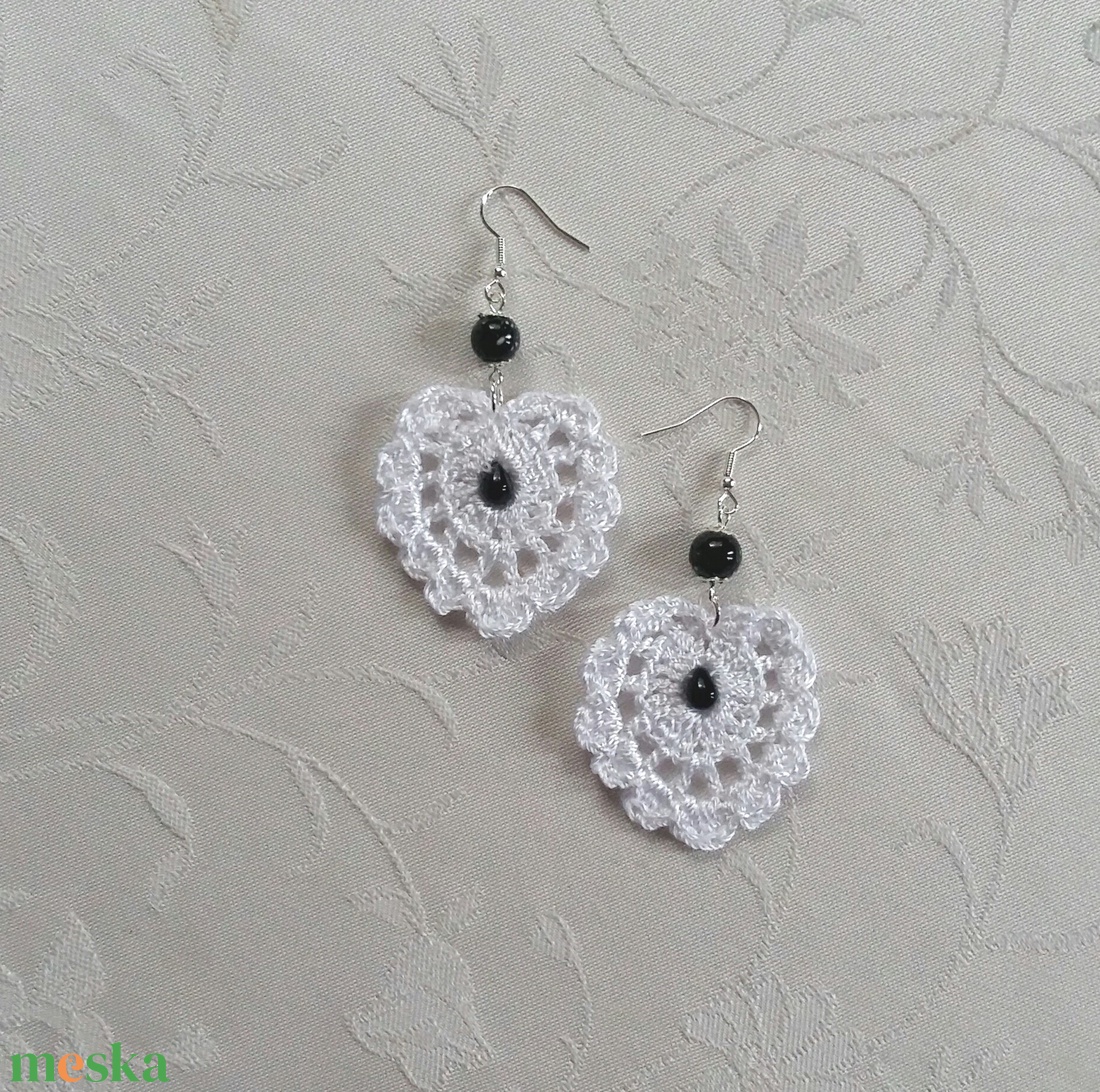 Fehér horgolt fülbevaló - ékszer - fülbevaló - lógó fülbevaló - Meska.hu
