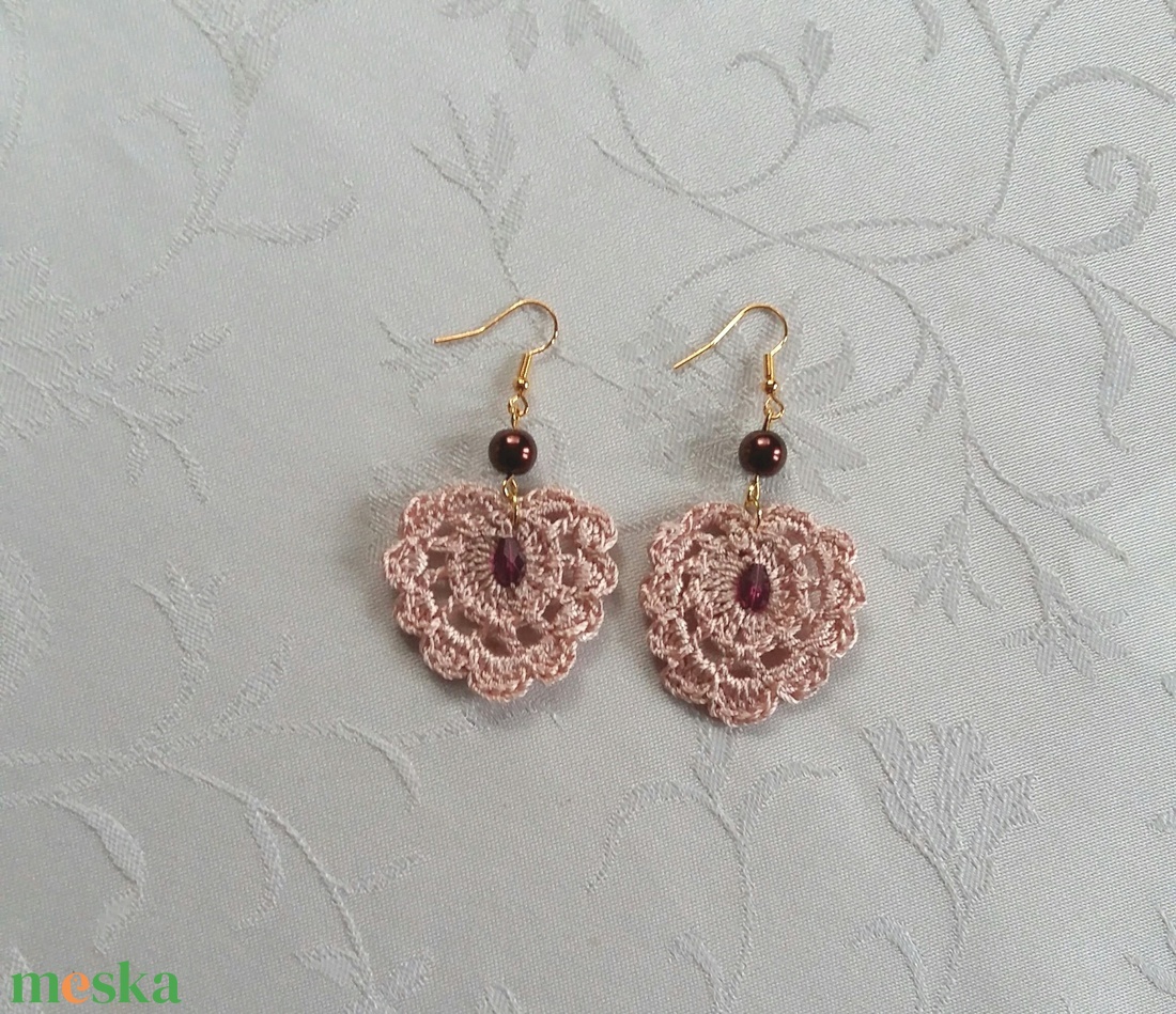 Beige horgolt fülbevaló - ékszer - fülbevaló - lógó fülbevaló - Meska.hu