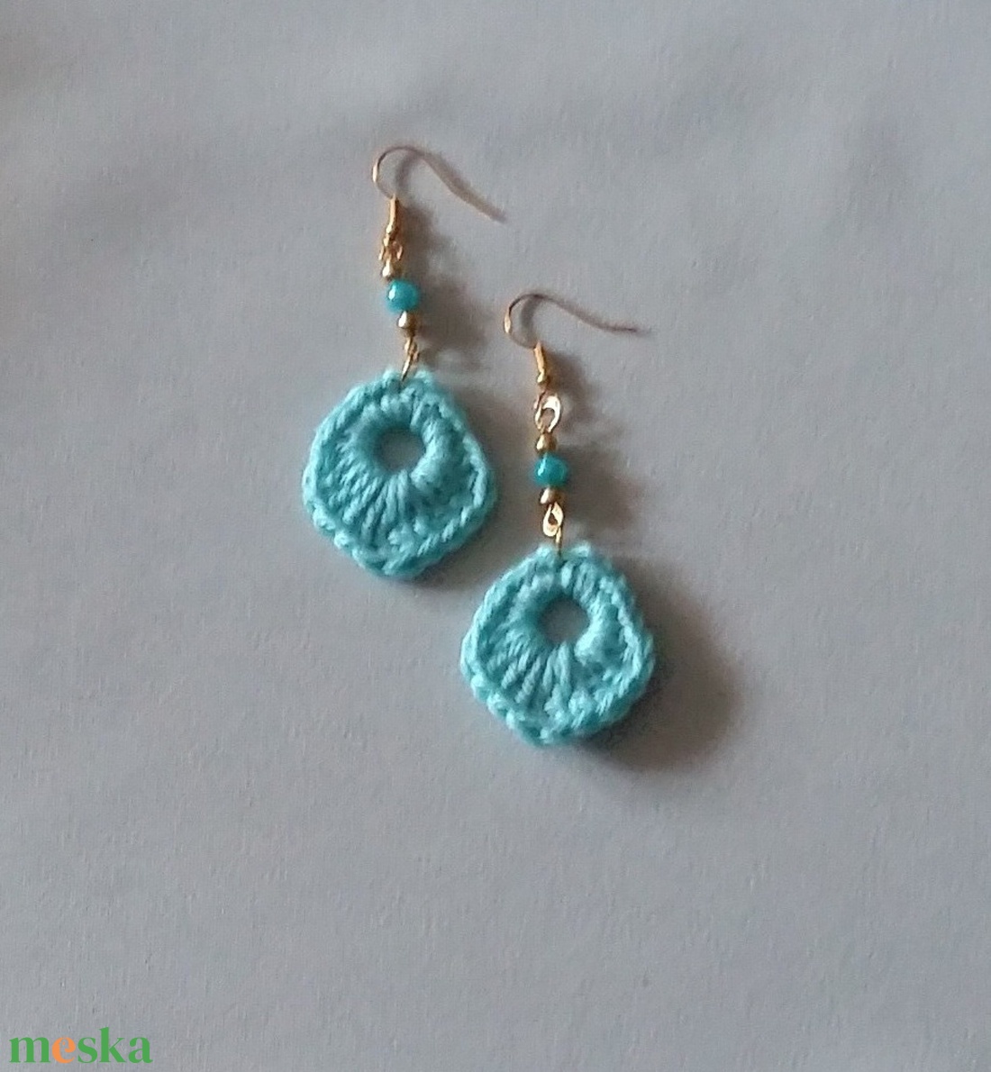 Türkiz horgolt fülbevaló - ékszer - fülbevaló - lógós kerek fülbevaló - Meska.hu