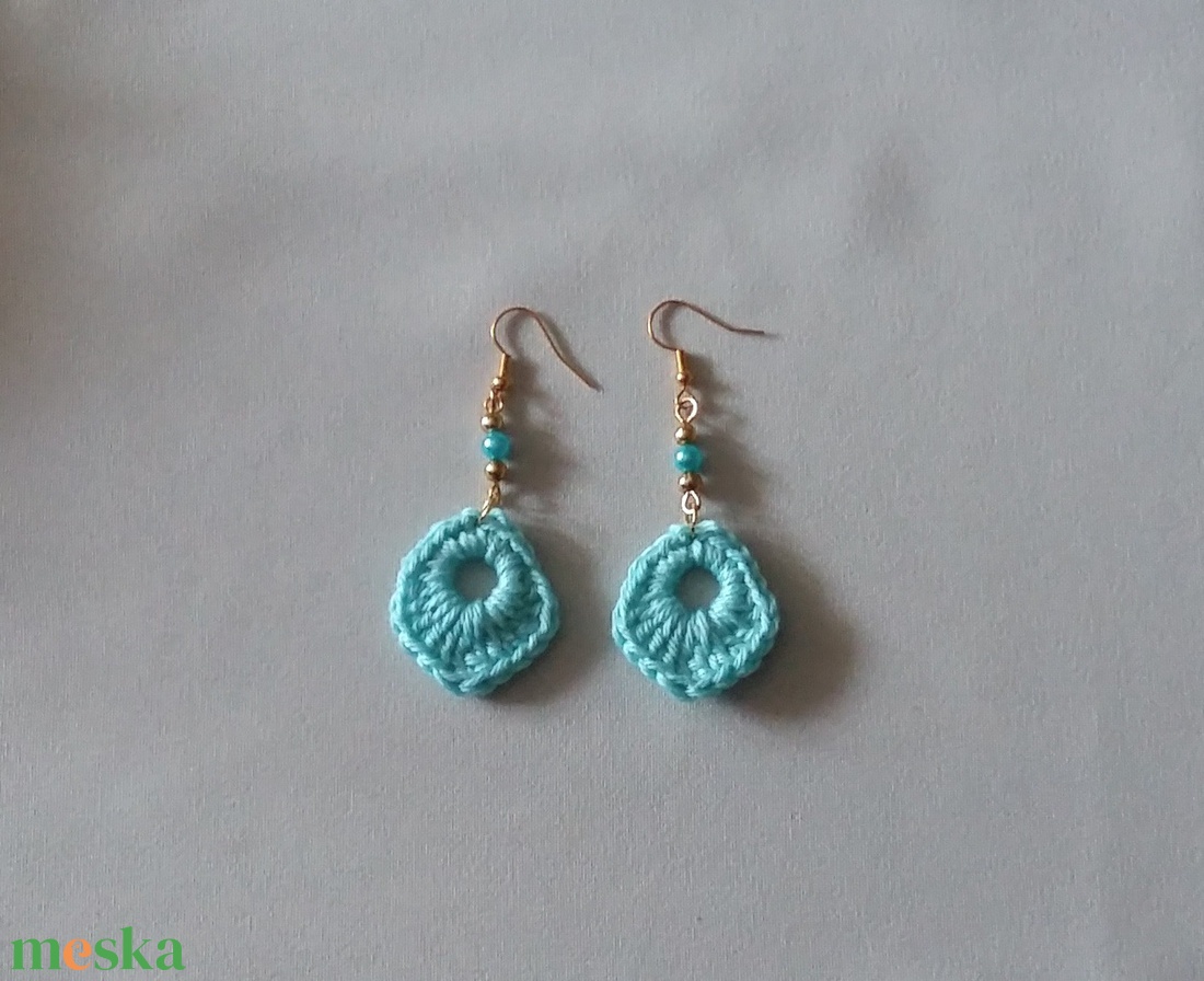 Türkiz horgolt fülbevaló - ékszer - fülbevaló - lógós kerek fülbevaló - Meska.hu
