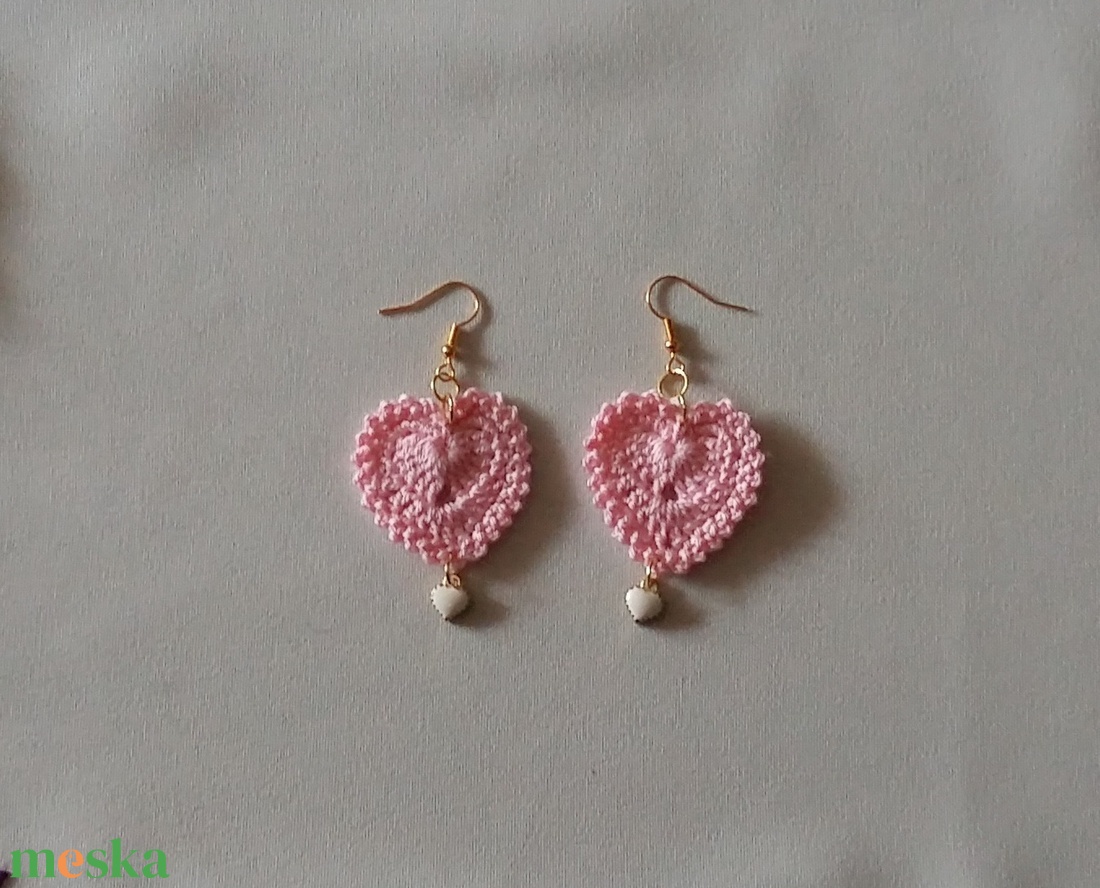 Rózsaszín szívecske - ékszer - fülbevaló - lógó fülbevaló - Meska.hu