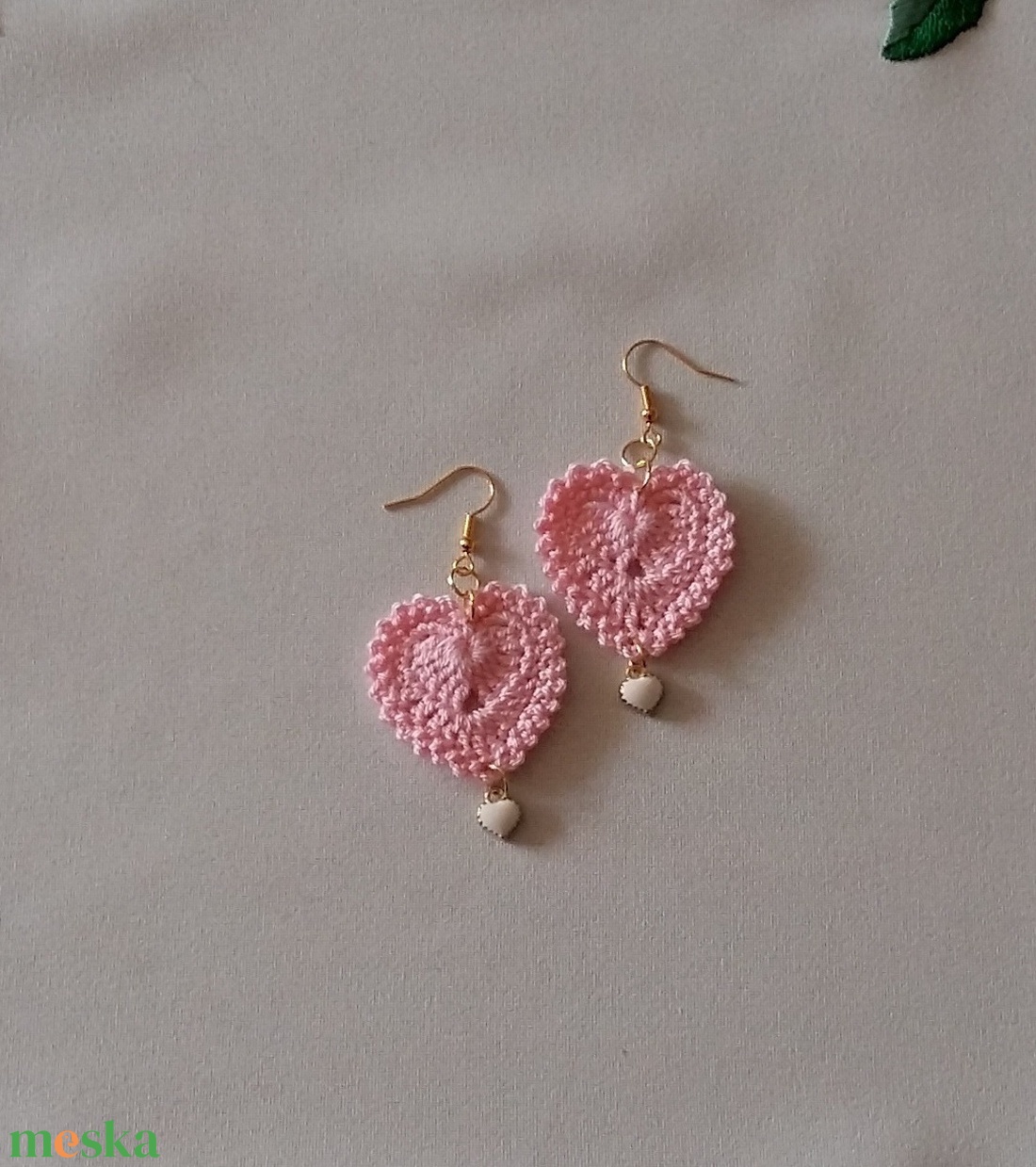 Rózsaszín szívecske - ékszer - fülbevaló - lógó fülbevaló - Meska.hu
