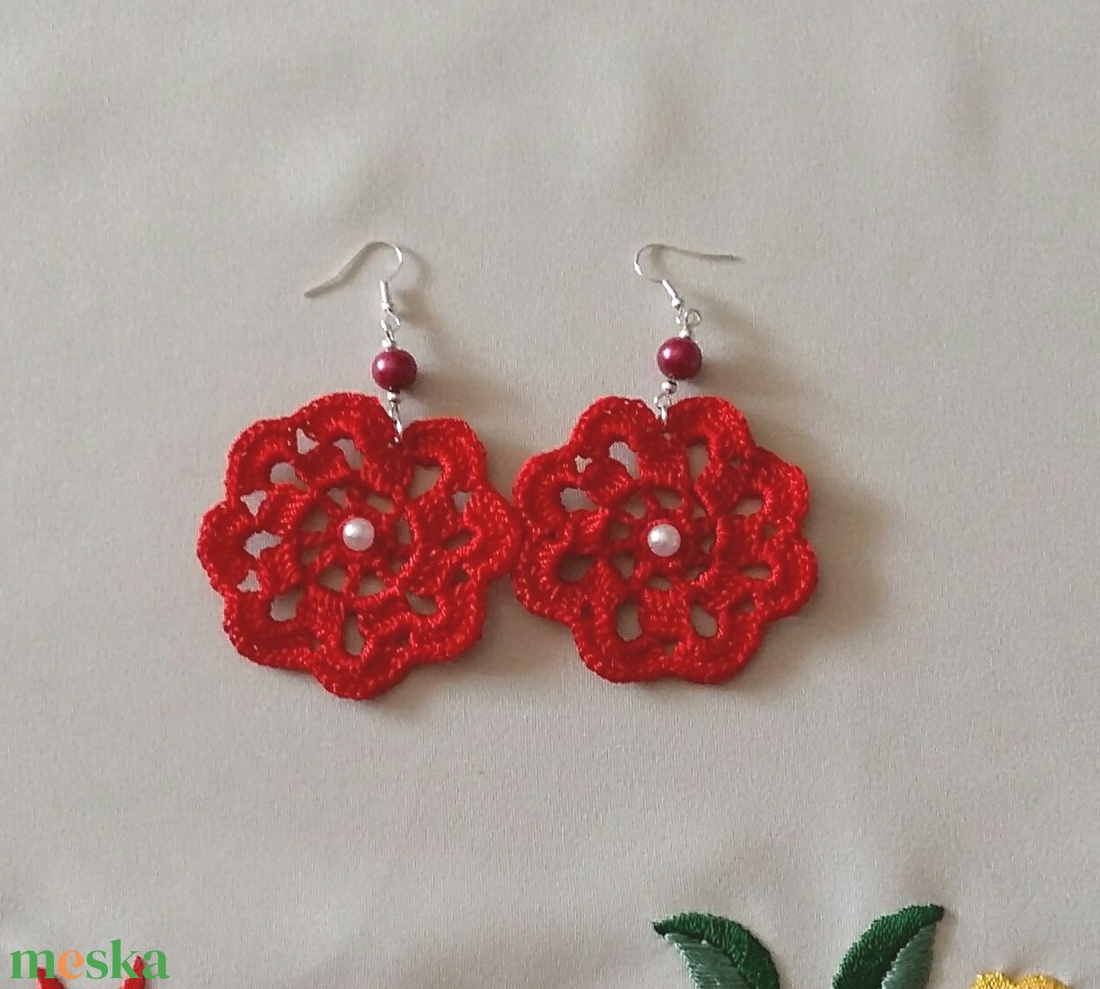 Piros horgolt fülbevaló - ékszer - fülbevaló - lógós kerek fülbevaló - Meska.hu