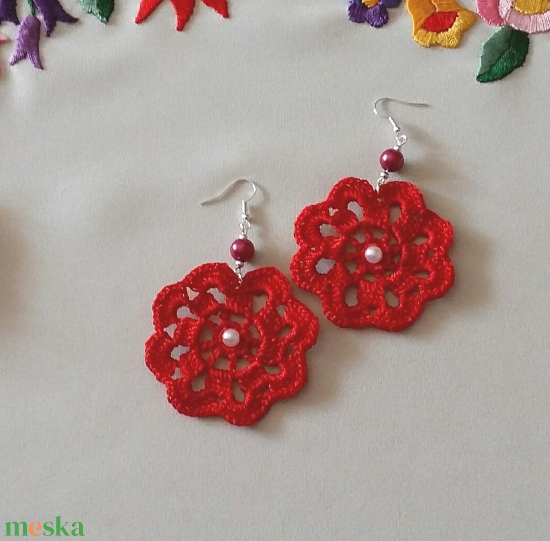 Piros horgolt fülbevaló - ékszer - fülbevaló - lógós kerek fülbevaló - Meska.hu