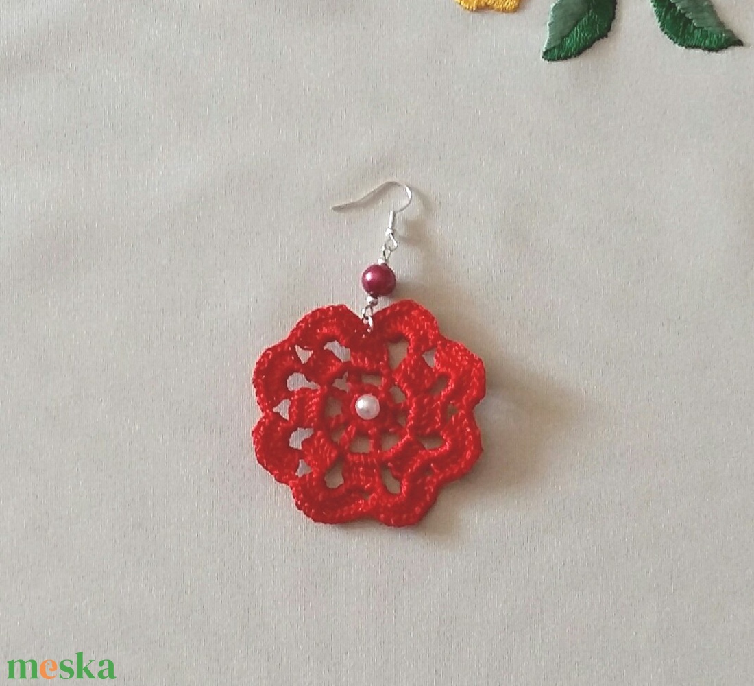 Piros horgolt fülbevaló - ékszer - fülbevaló - lógós kerek fülbevaló - Meska.hu