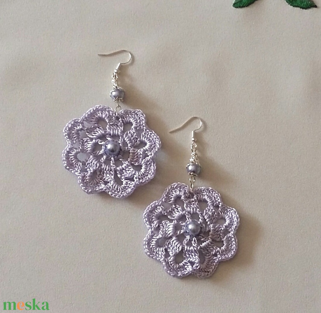 Lila horgolt fülbevaló - ékszer - fülbevaló - lógós kerek fülbevaló - Meska.hu