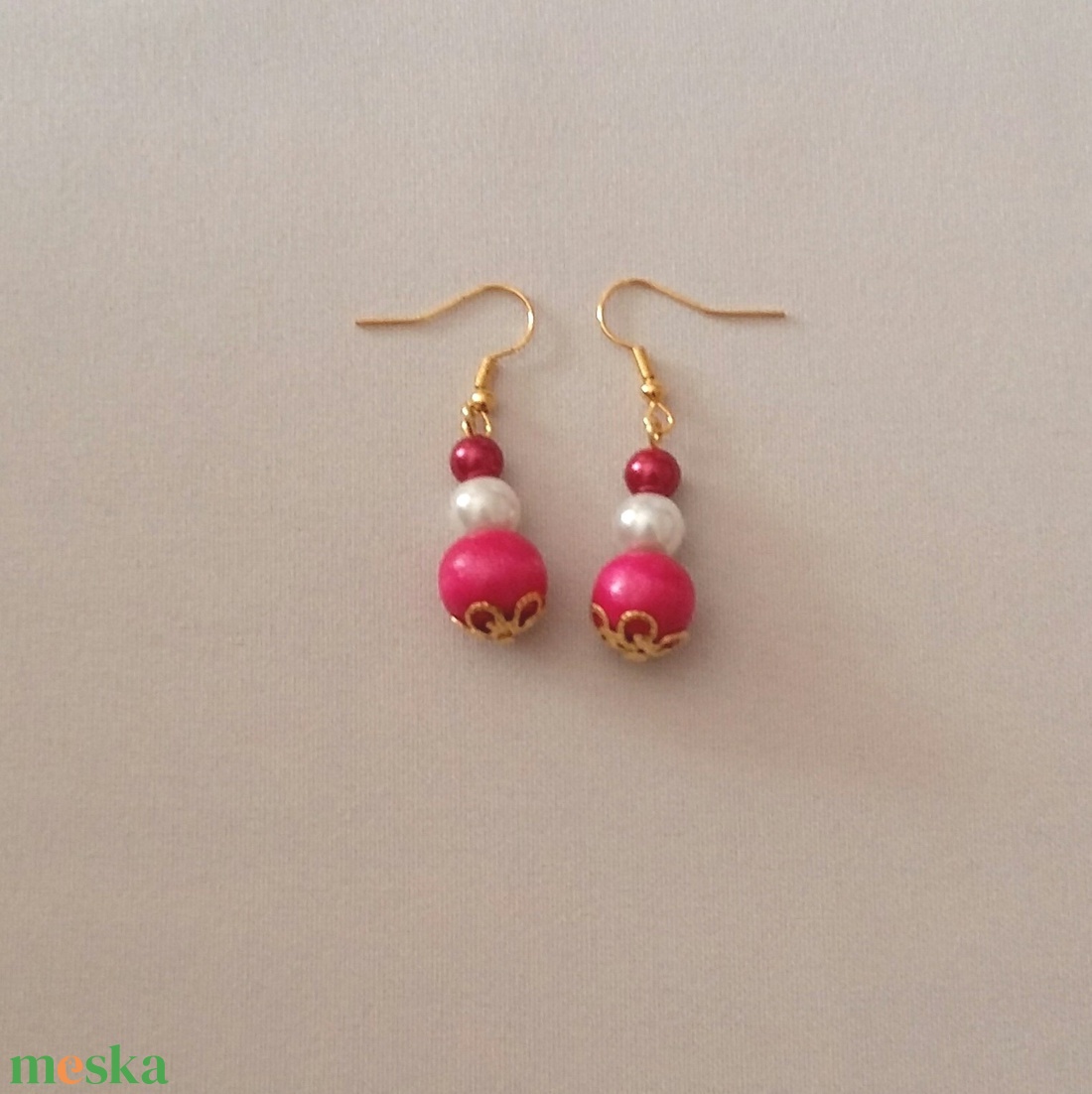 Pink és fehér gyöngyök - ékszer - fülbevaló - lógó fülbevaló - Meska.hu