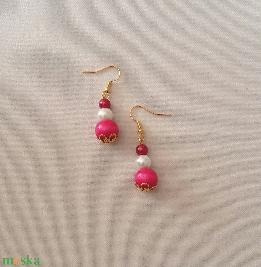 Pink és fehér gyöngyök - ékszer - fülbevaló - lógó fülbevaló - Meska.hu