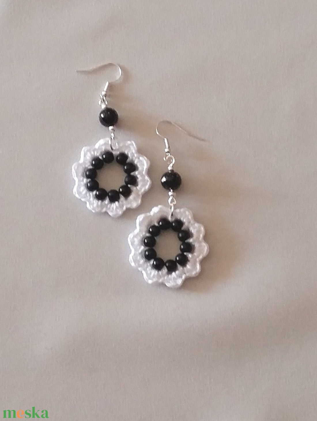 Fehér virág fekete gyöngyyök - ékszer - fülbevaló - lógós kerek fülbevaló - Meska.hu