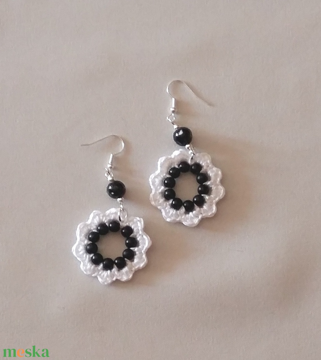 Fehér virág fekete gyöngyyök - ékszer - fülbevaló - lógós kerek fülbevaló - Meska.hu