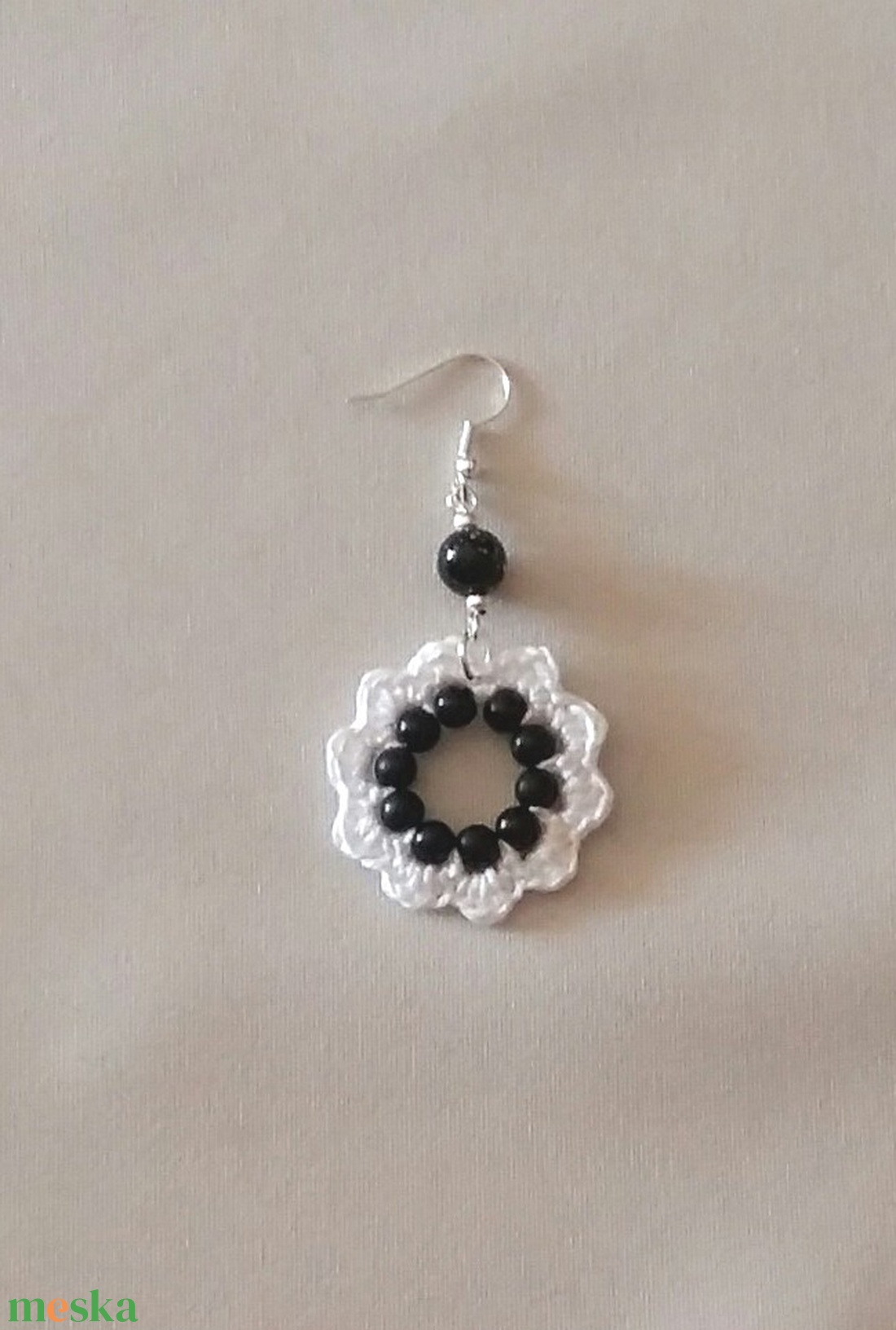 Fehér virág fekete gyöngyyök - ékszer - fülbevaló - lógós kerek fülbevaló - Meska.hu