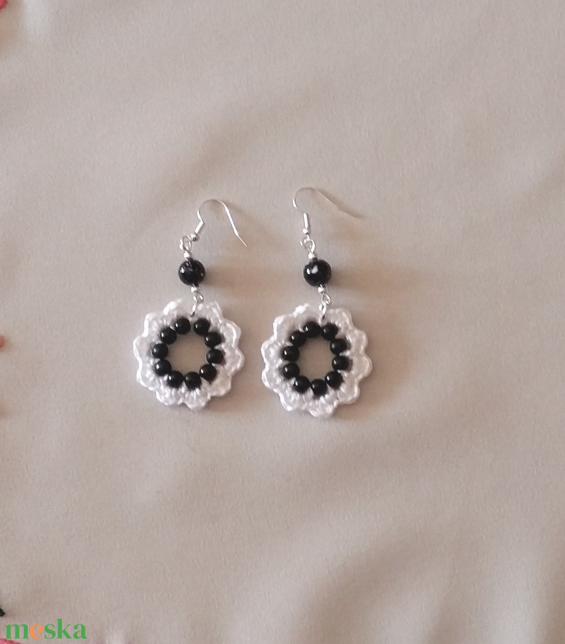 Fehér virág fekete gyöngyyök - ékszer - fülbevaló - lógós kerek fülbevaló - Meska.hu