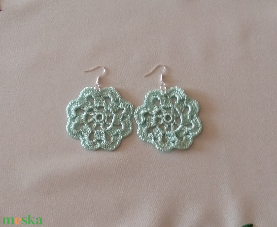 Menta virág - ékszer - fülbevaló - lógós kerek fülbevaló - Meska.hu