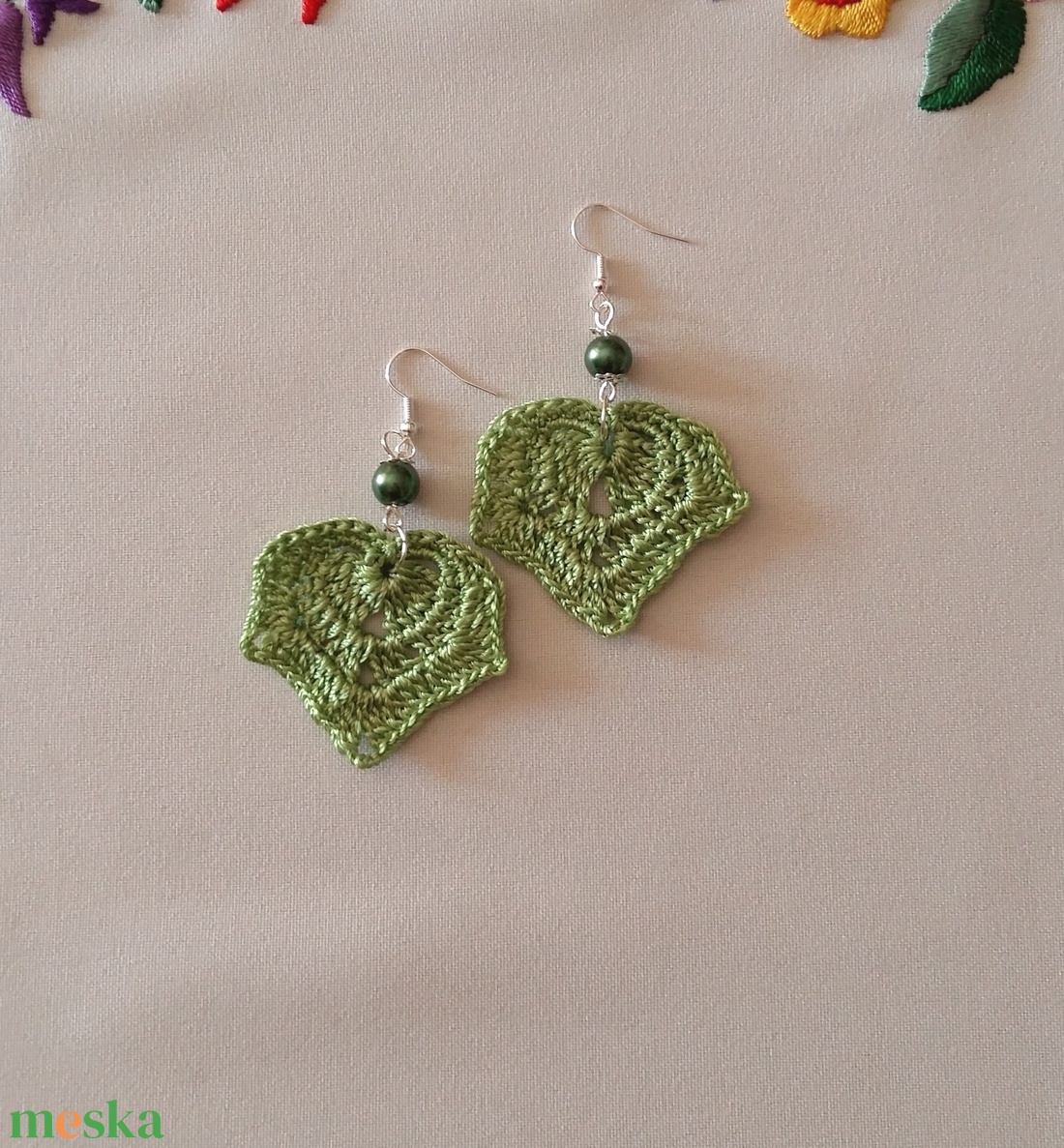 Zöld levelecske - ékszer - fülbevaló - lógó fülbevaló - Meska.hu