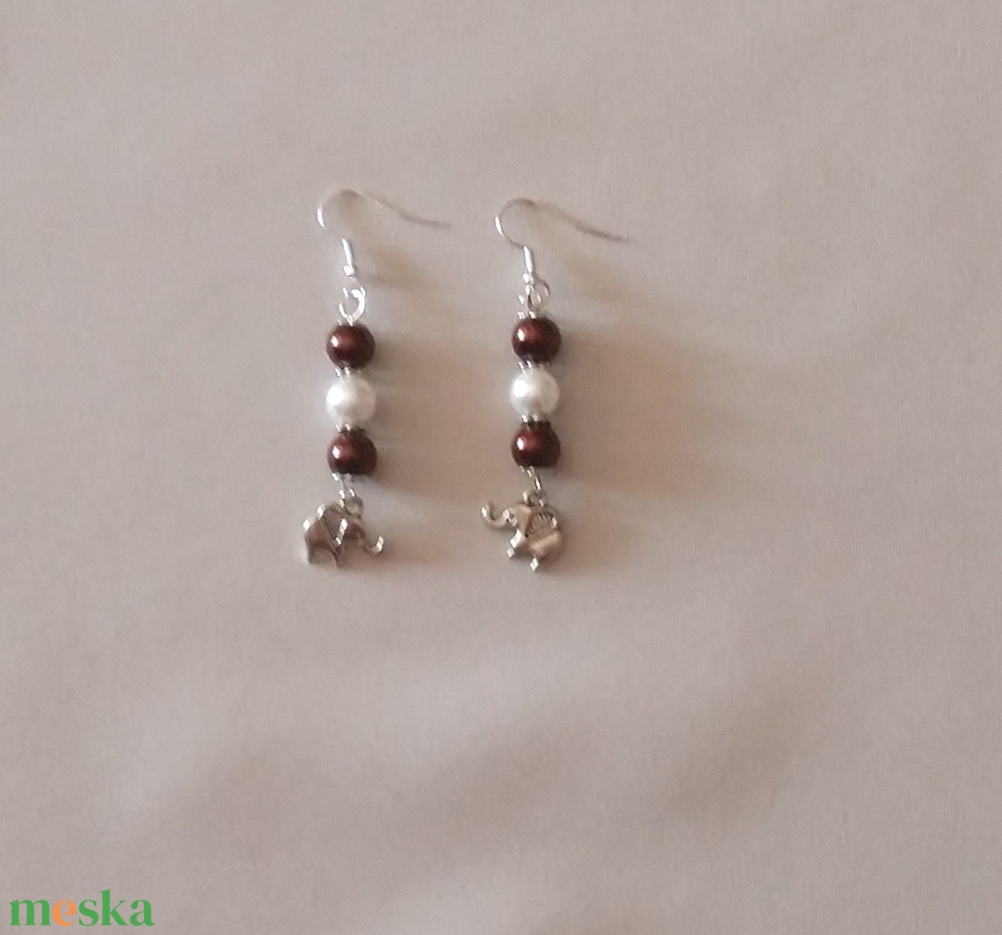 Barna és fehér gyöngyök - ékszer - fülbevaló - lógó fülbevaló - Meska.hu