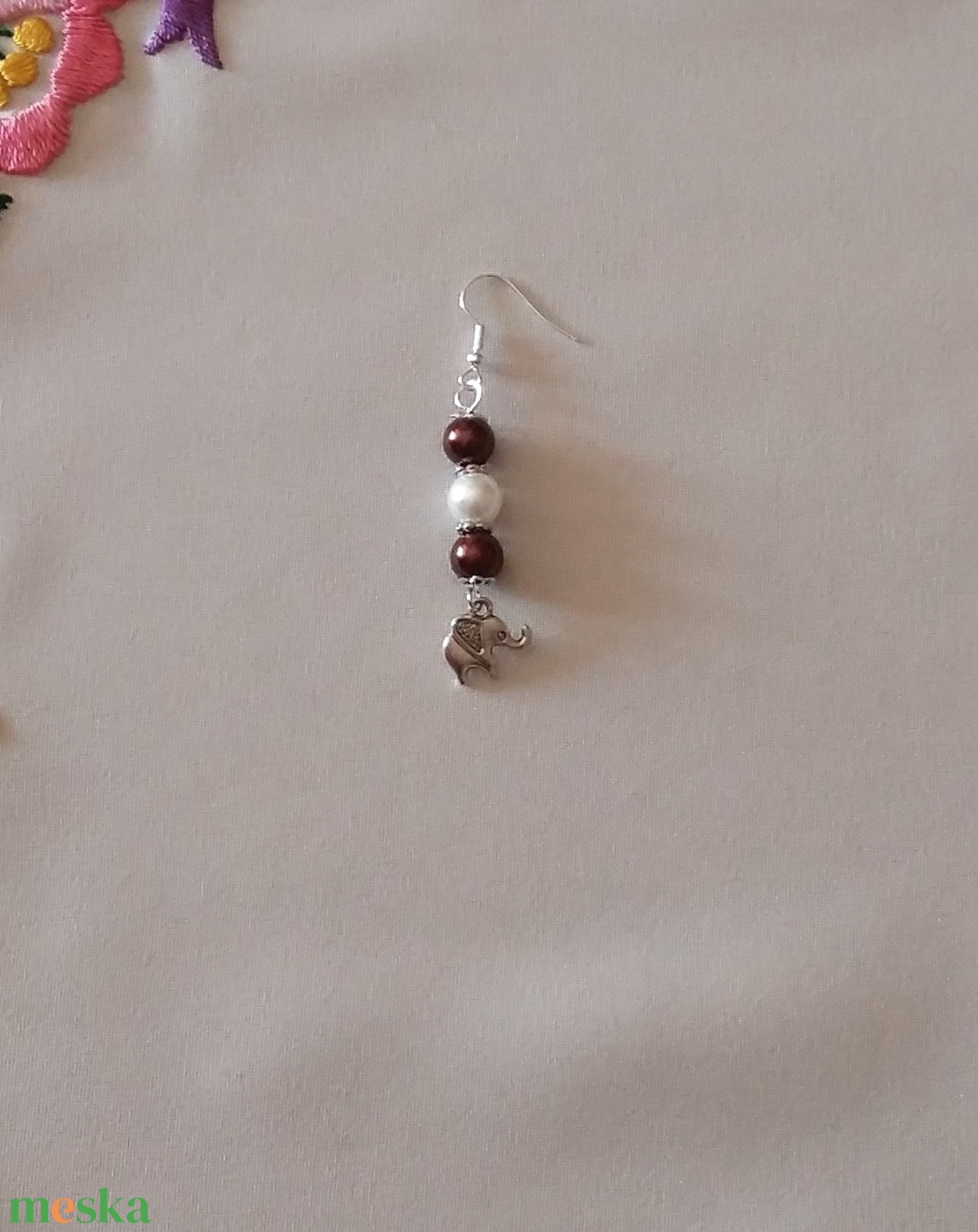 Barna és fehér gyöngyök - ékszer - fülbevaló - lógó fülbevaló - Meska.hu