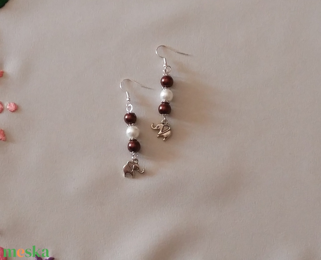 Barna és fehér gyöngyök - ékszer - fülbevaló - lógó fülbevaló - Meska.hu