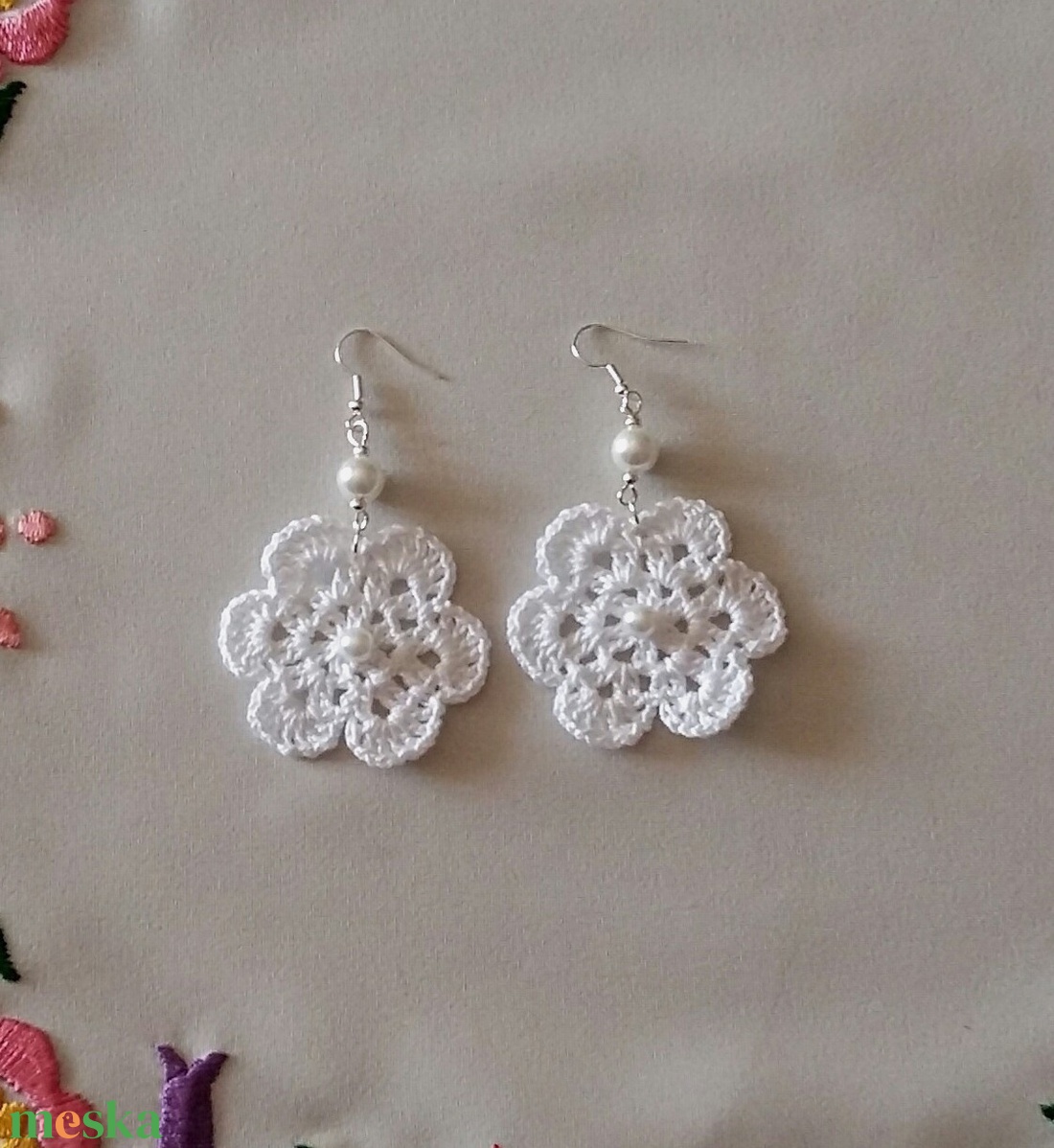 Fehér horgolt virág - ékszer - fülbevaló - lógós kerek fülbevaló - Meska.hu