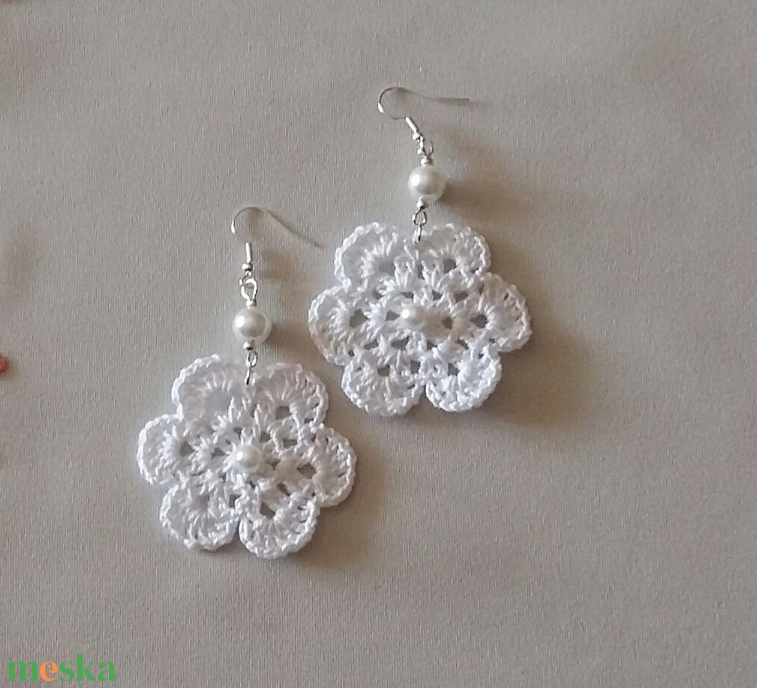 Fehér horgolt virág - ékszer - fülbevaló - lógós kerek fülbevaló - Meska.hu