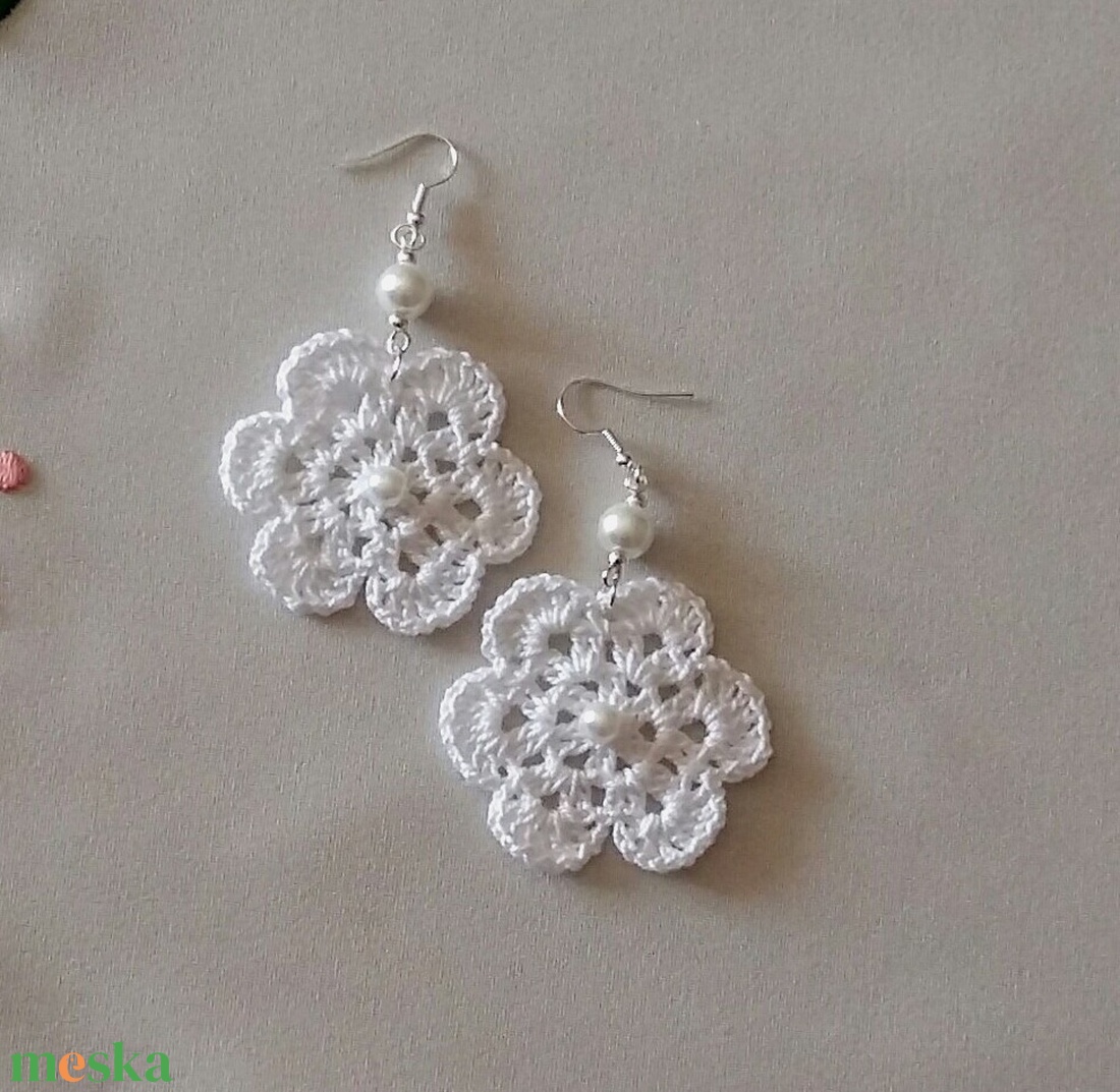 Fehér horgolt virág - ékszer - fülbevaló - lógós kerek fülbevaló - Meska.hu